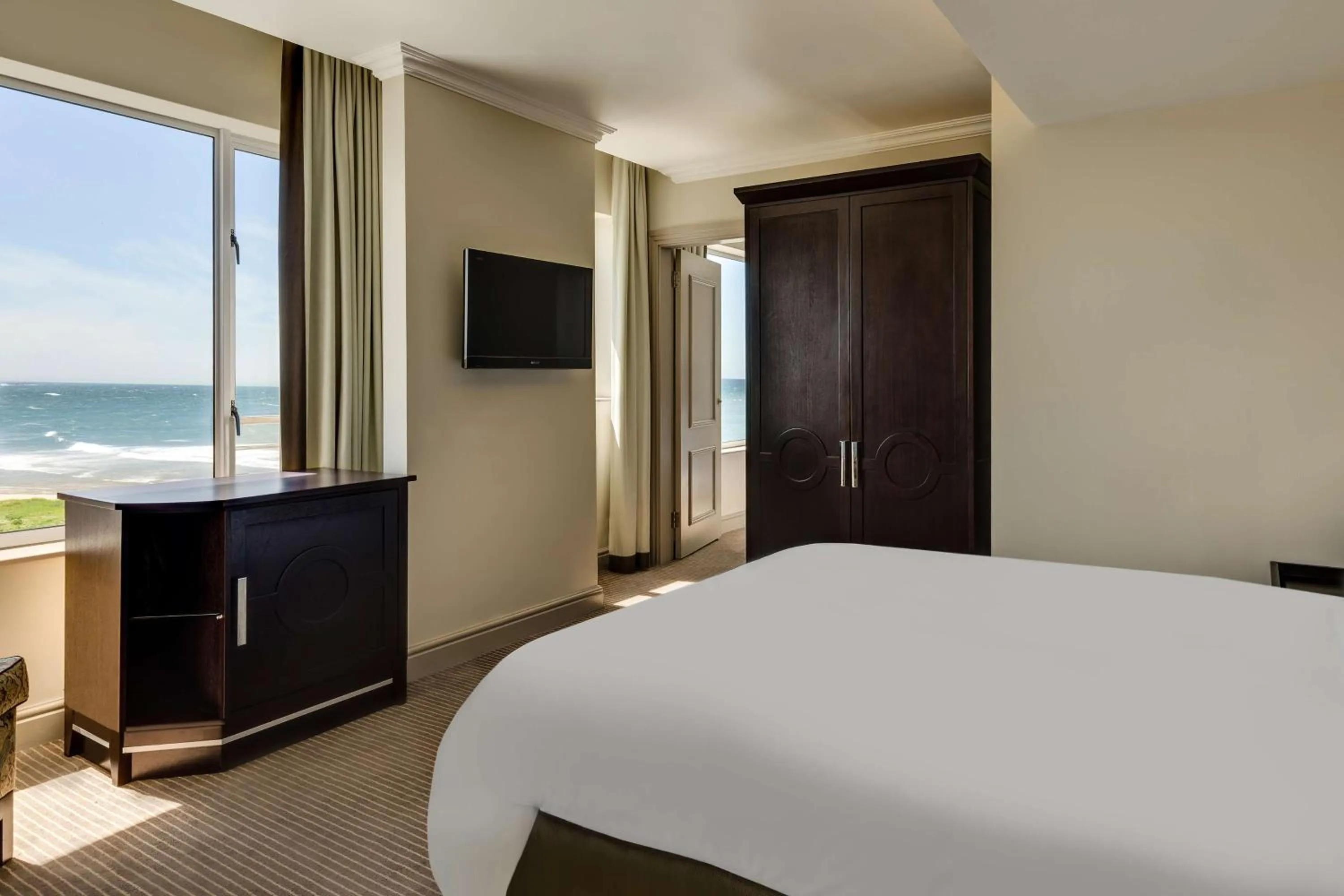 Photo of the whole room, Bed in Southern Sun The Marine