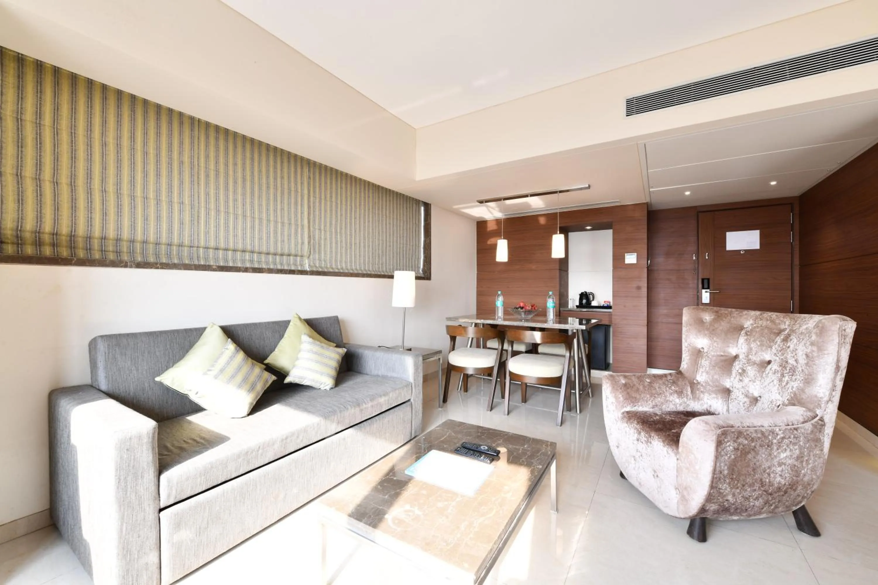 Living room in Krishna Palace Hotel - Ambernath