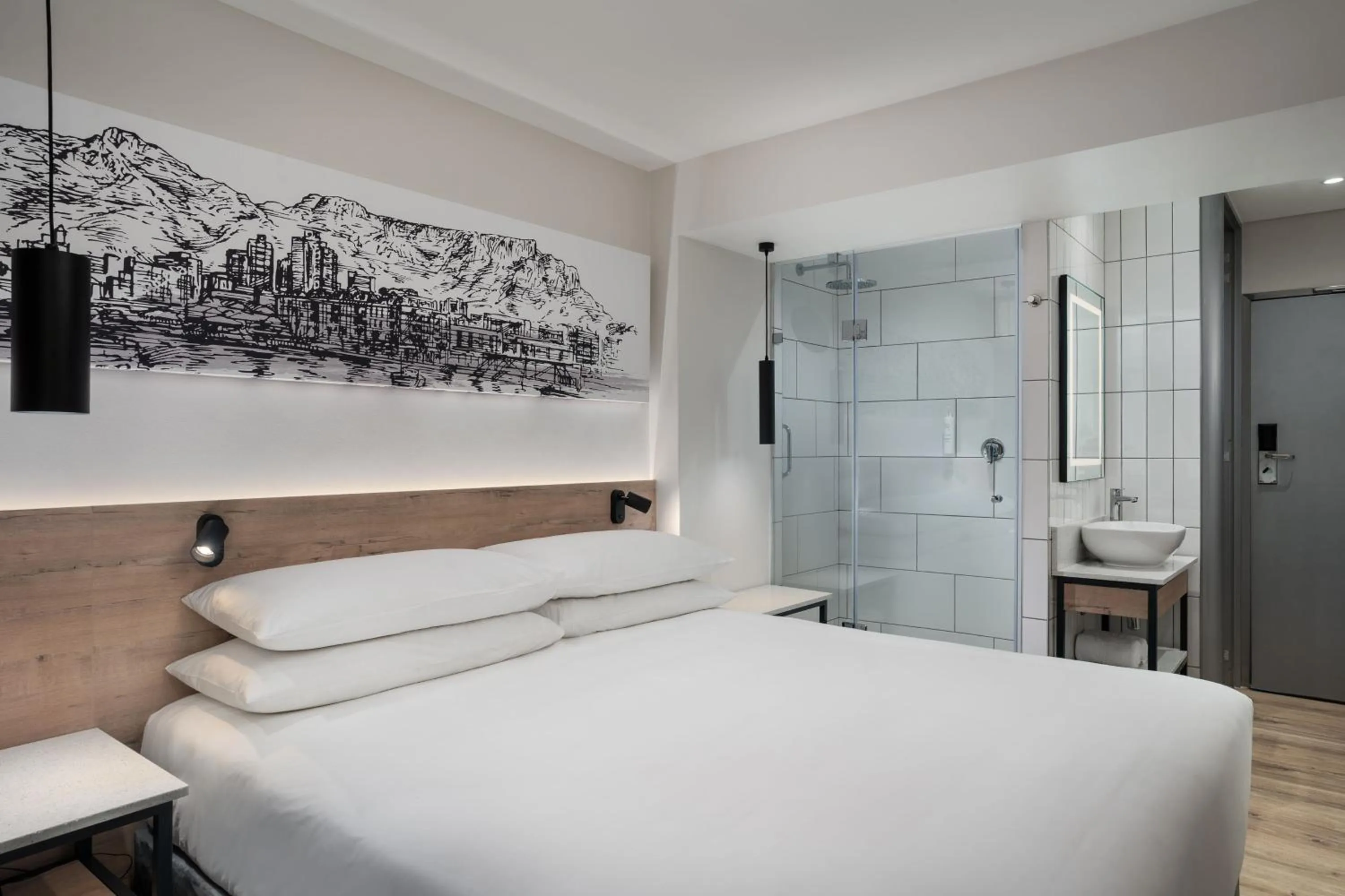 Photo of the whole room, Bed in Protea Hotel by Marriott Cape Town Sea Point