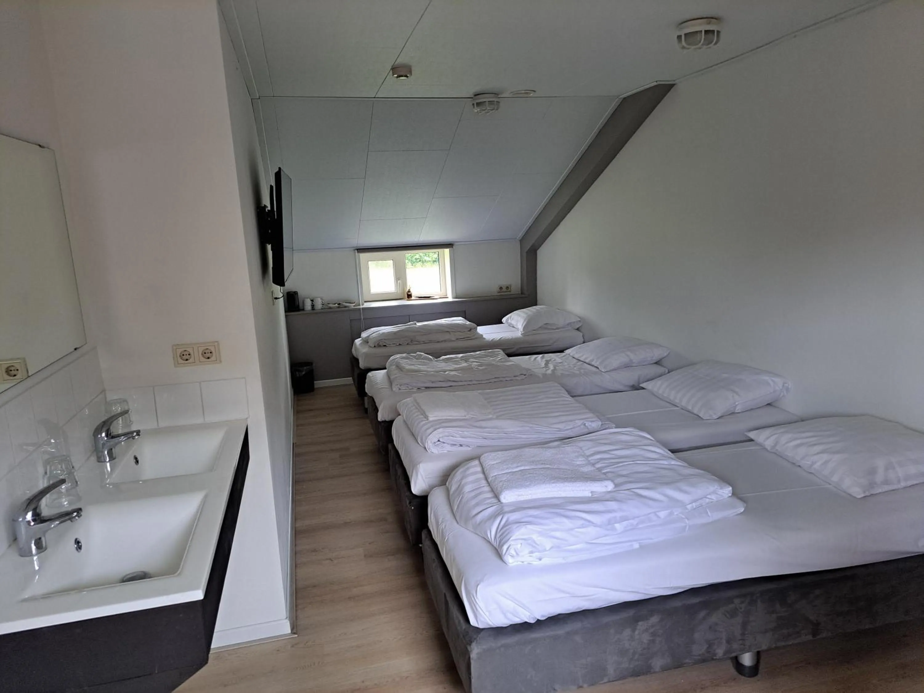 Bedroom, Bed in Boertel Lamperse Hei