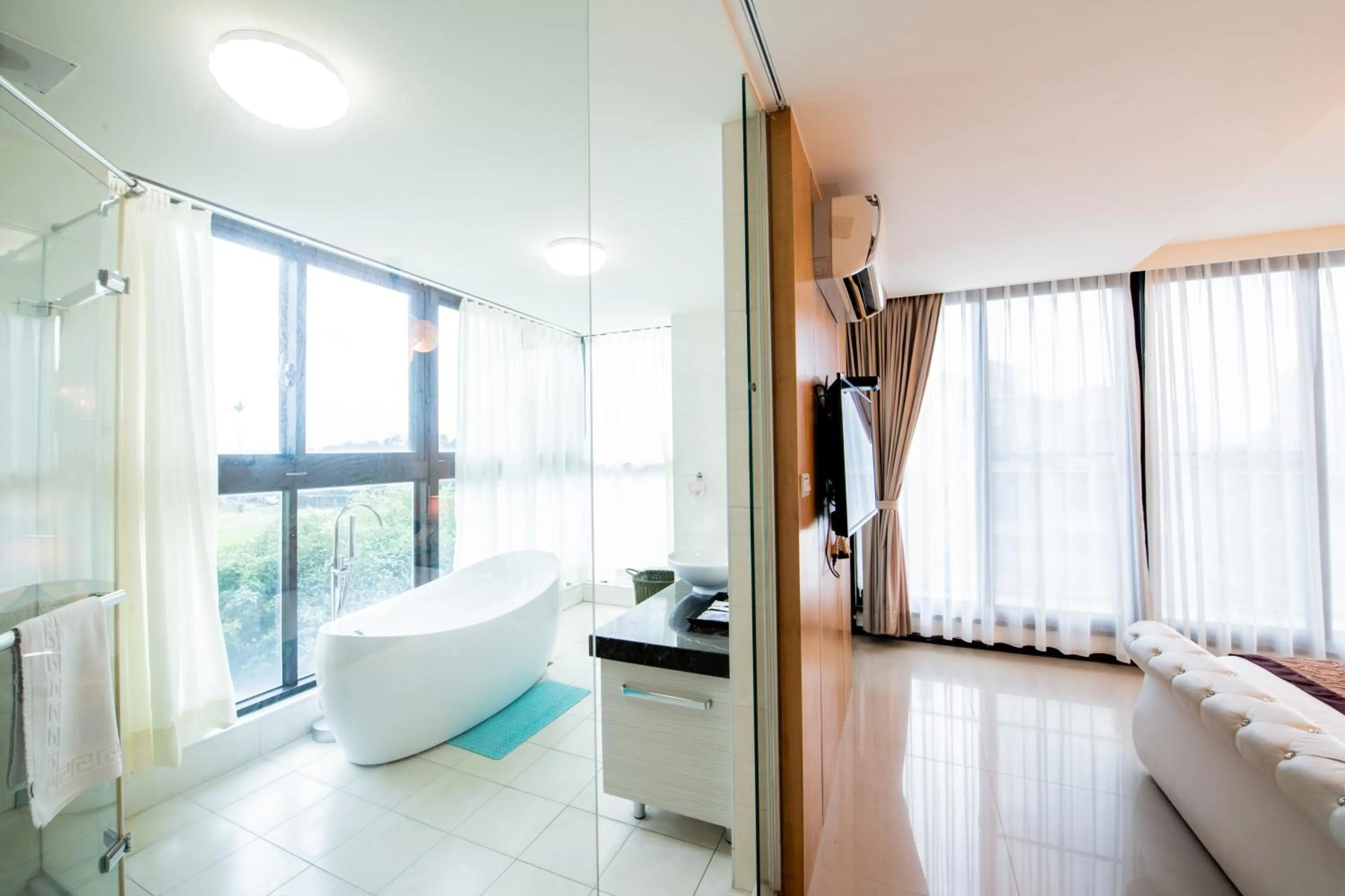 Bathroom, Bed in Grand Allevia Villa