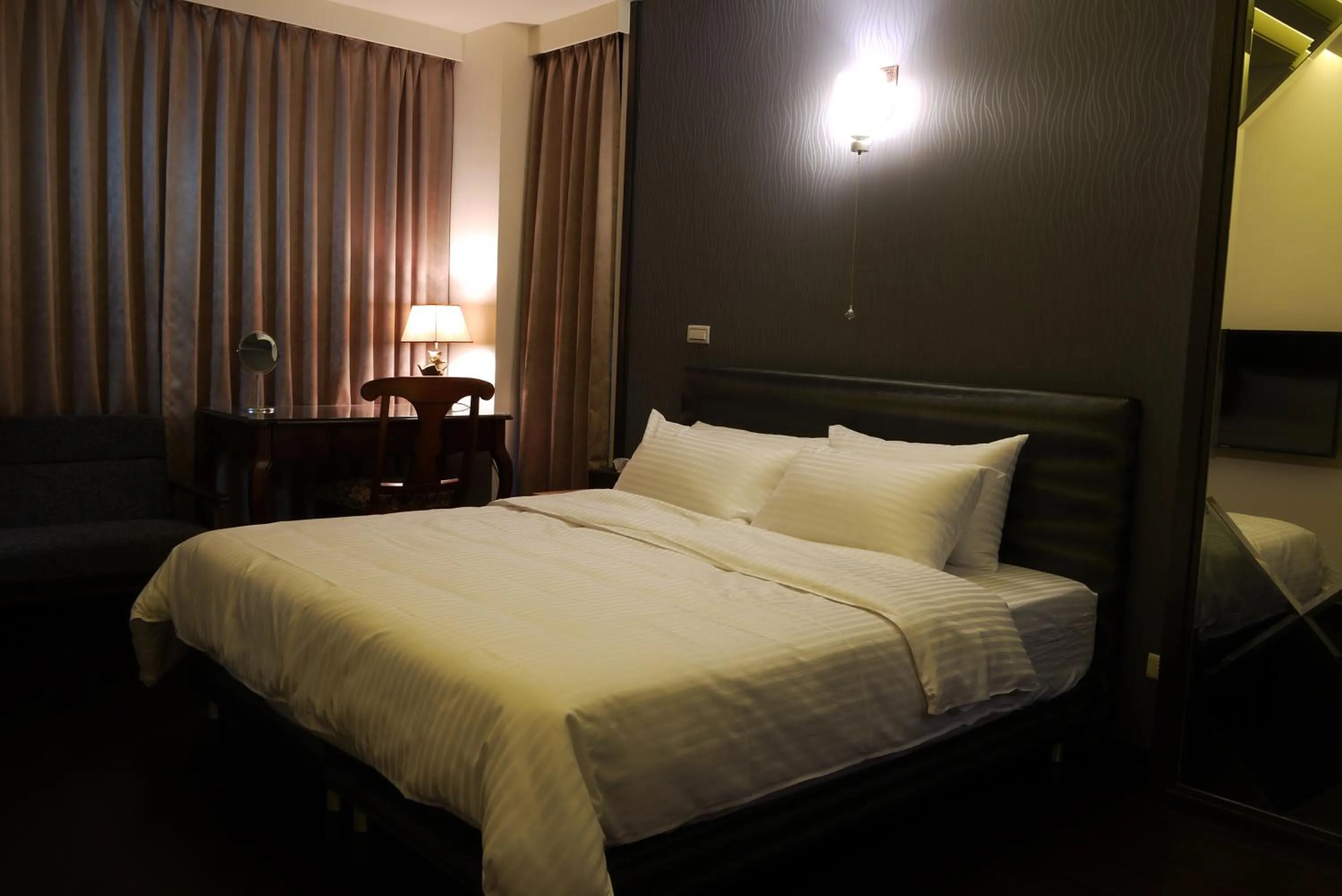 Photo of the whole room, Bed in Grand Allevia Villa