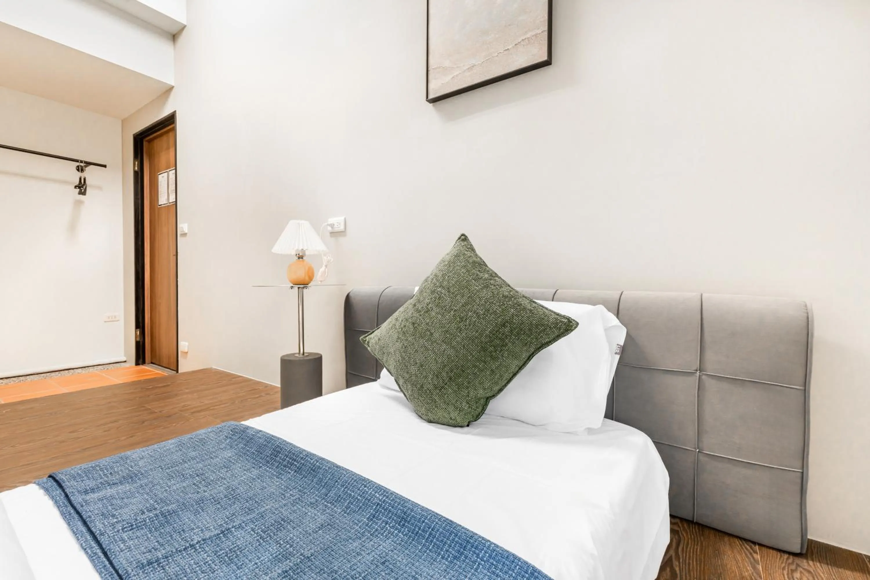 Photo of the whole room, Bed in Harmony Smart Stay