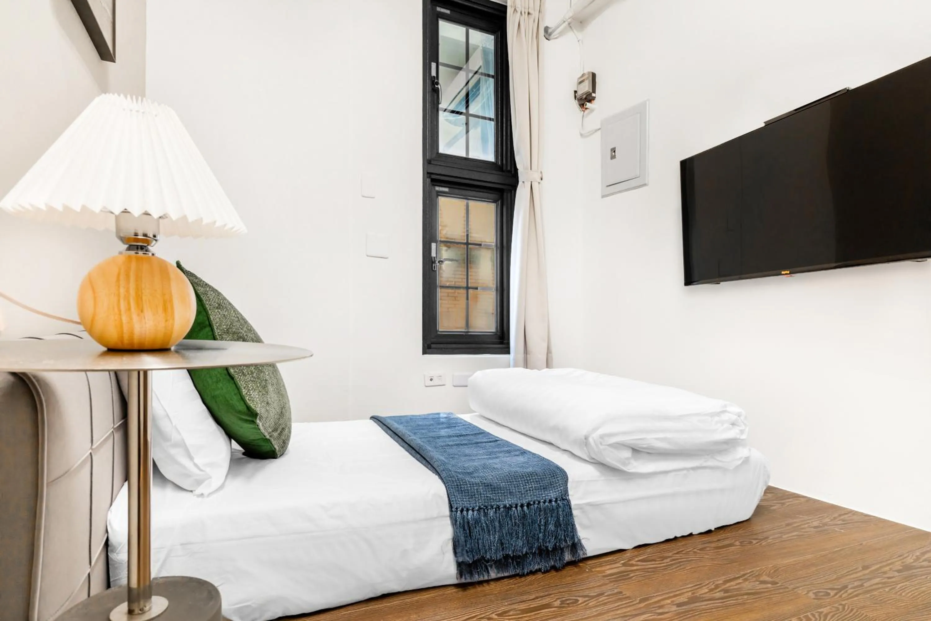 Photo of the whole room, Bed in Harmony Smart Stay