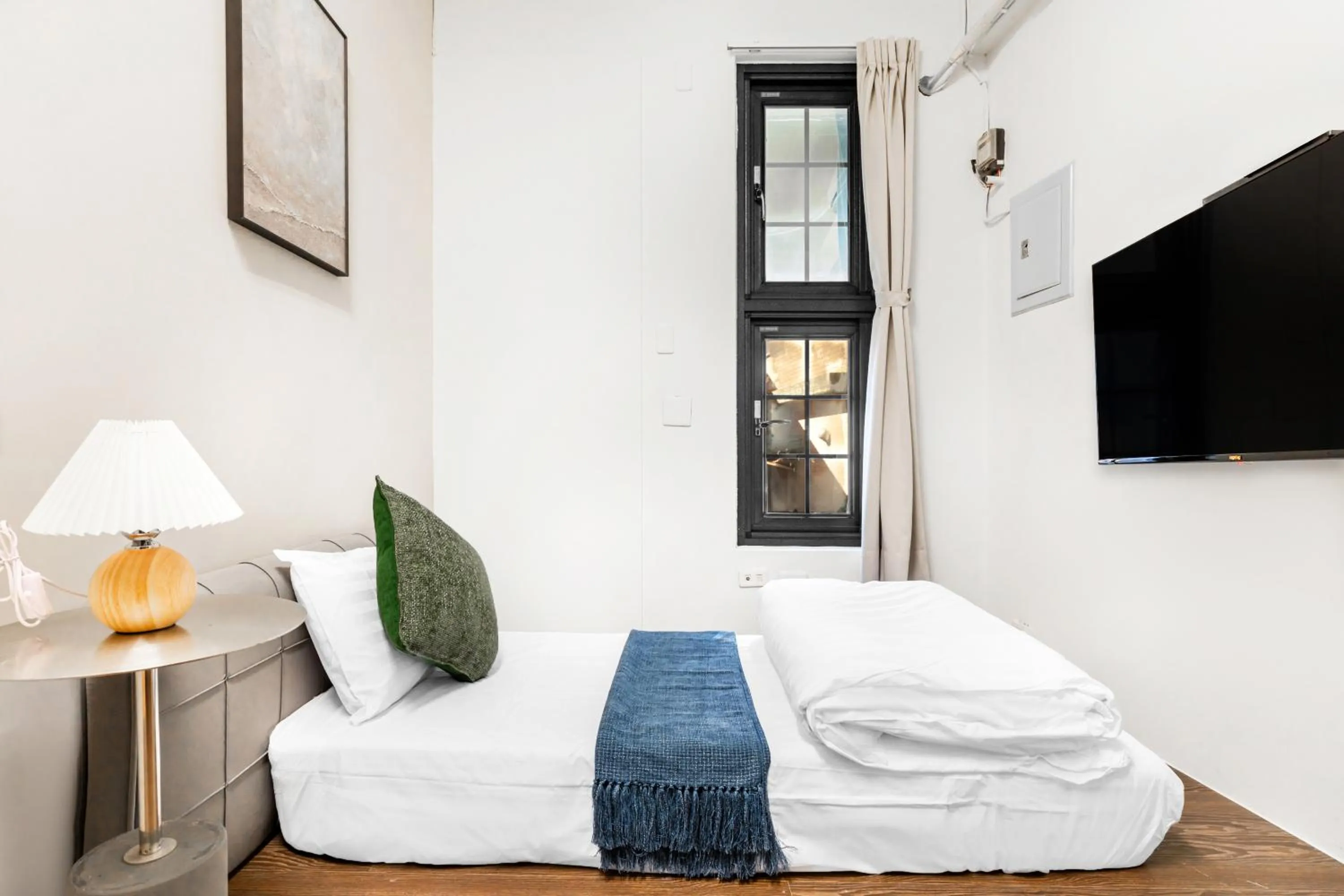 Photo of the whole room, Bed in Harmony Smart Stay