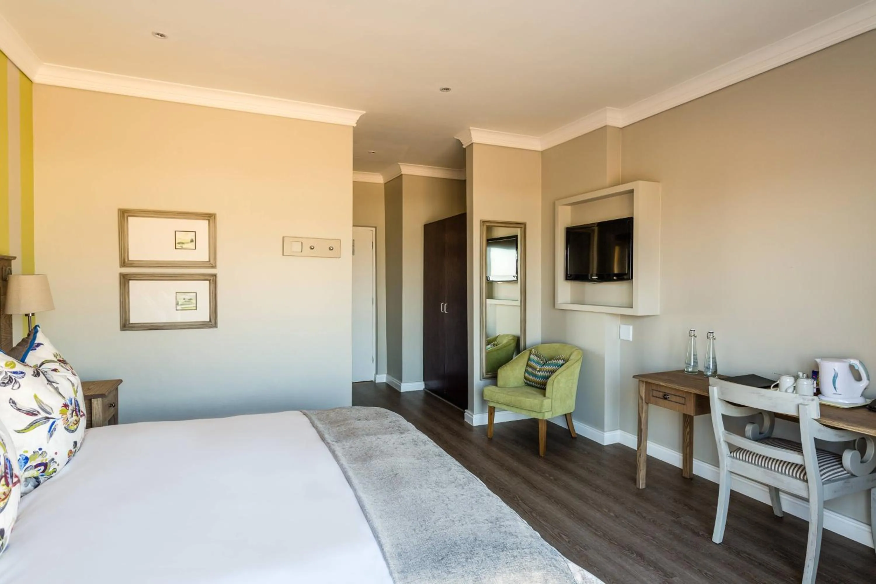 Photo of the whole room, Bed in Protea Hotel by Marriott Stellenbosch & Conference Centre