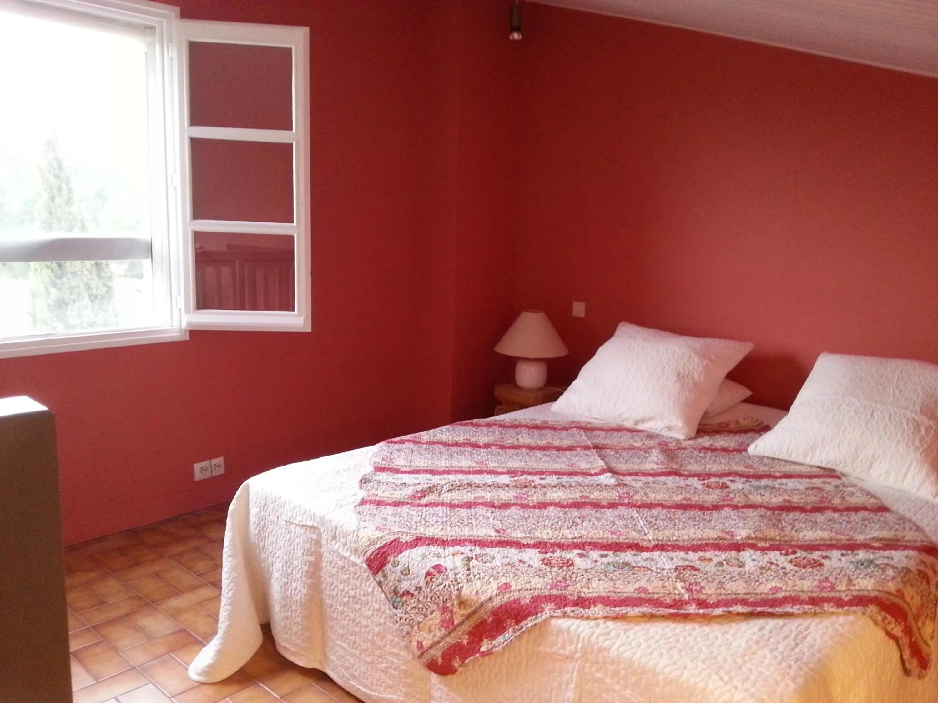 Photo of the whole room, Bed in La Petite Maison de Marie Louise