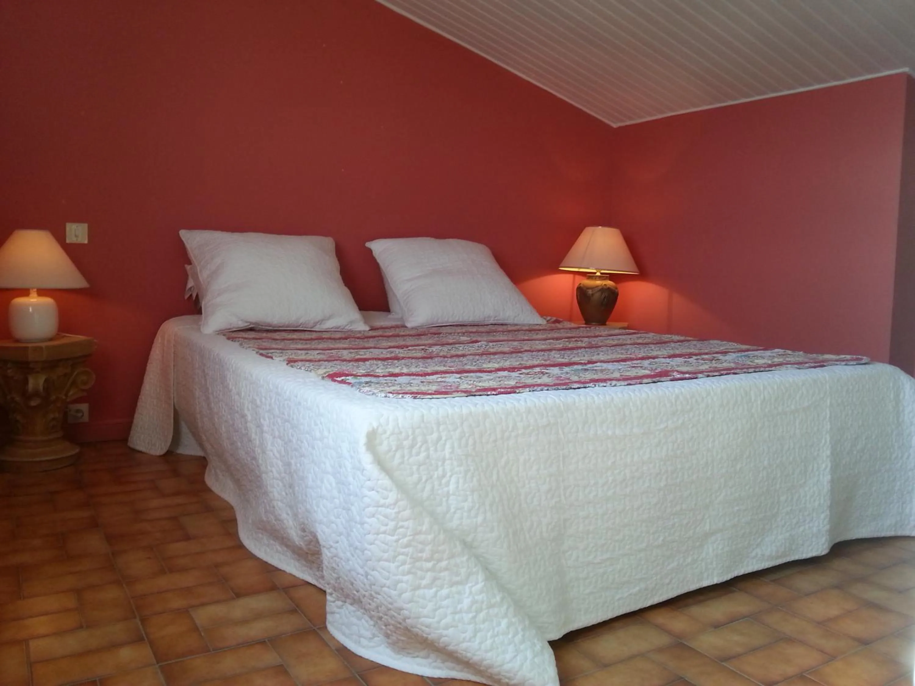 Photo of the whole room, Bed in La Petite Maison de Marie Louise