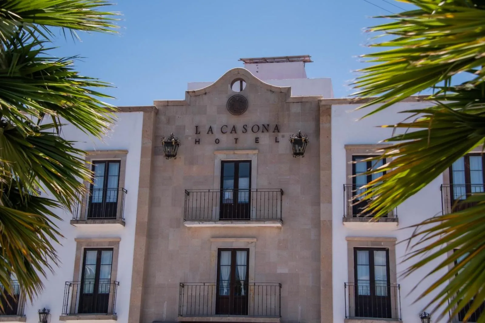 Facade/entrance in Hotel La Casona 30