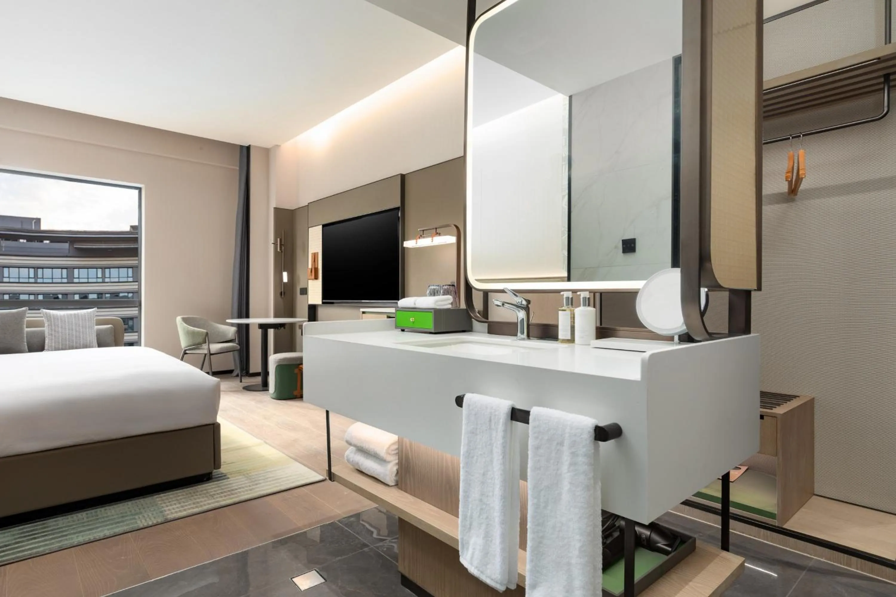 Photo of the whole room, Bed in Holiday Inn Xianyang Shuangzhao Lake by IHG