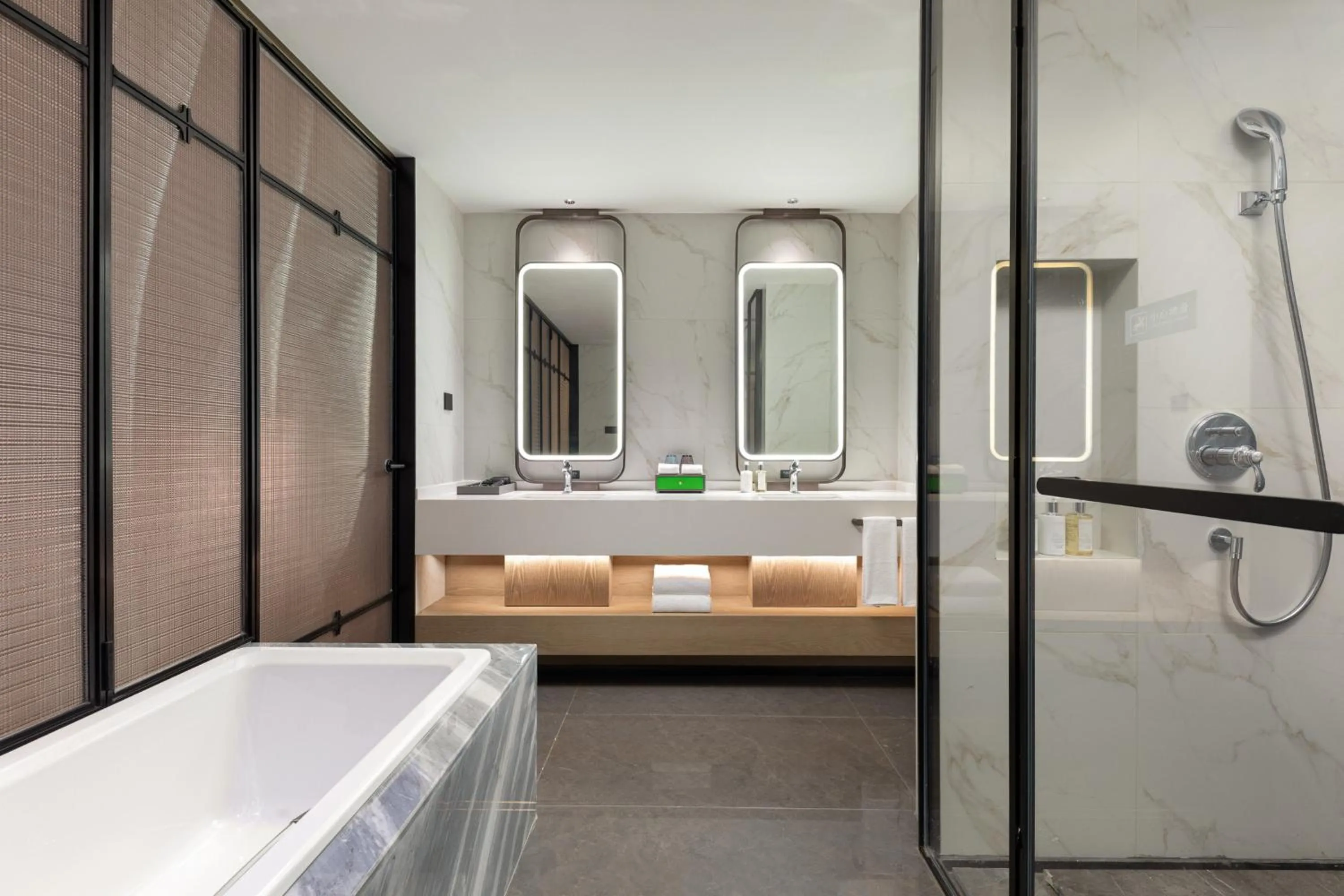 Photo of the whole room, Bed in Holiday Inn Xianyang Shuangzhao Lake by IHG