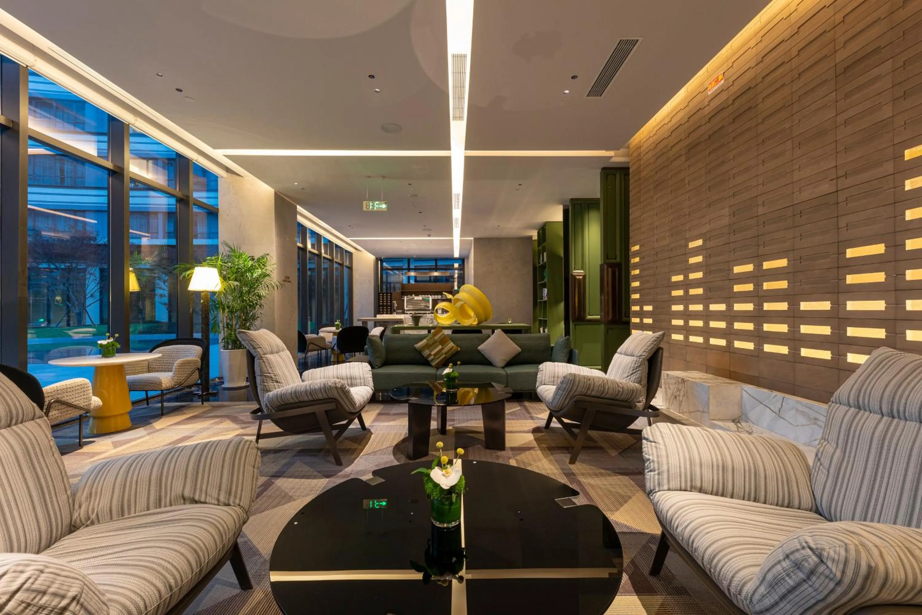 Property building in Holiday Inn Xianyang Shuangzhao Lake by IHG