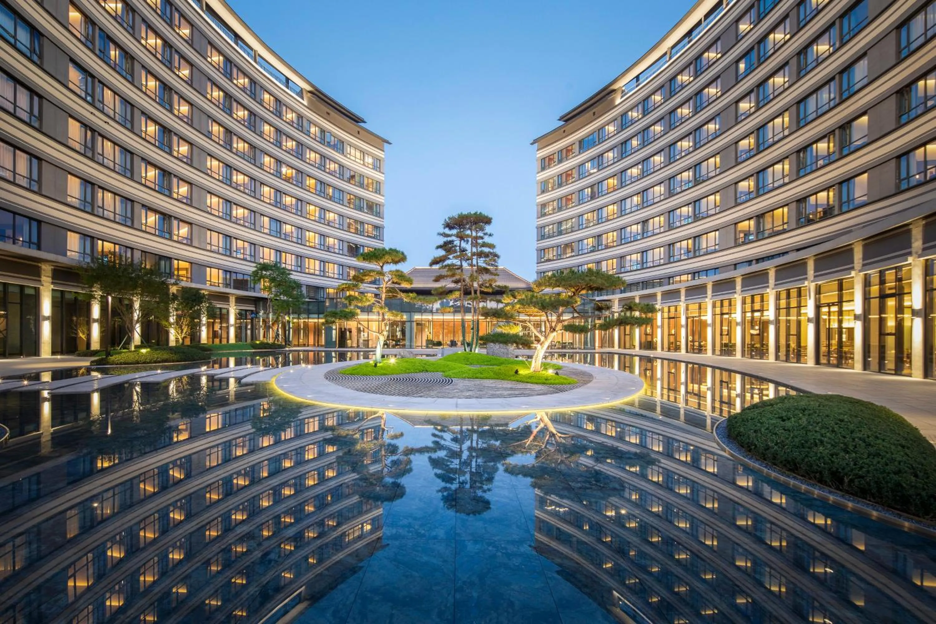 Property building in Holiday Inn Xianyang Shuangzhao Lake by IHG
