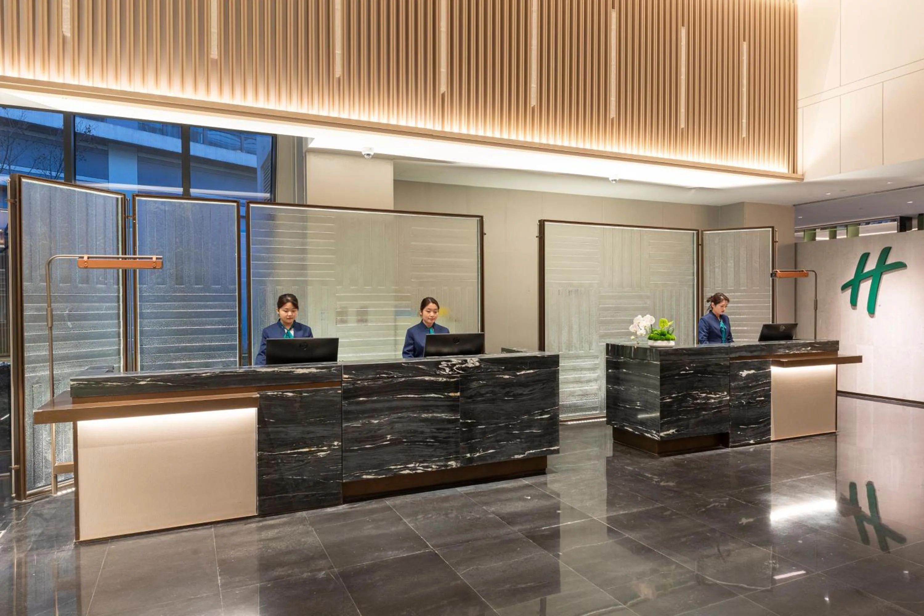 Property building in Holiday Inn Xianyang Shuangzhao Lake by IHG