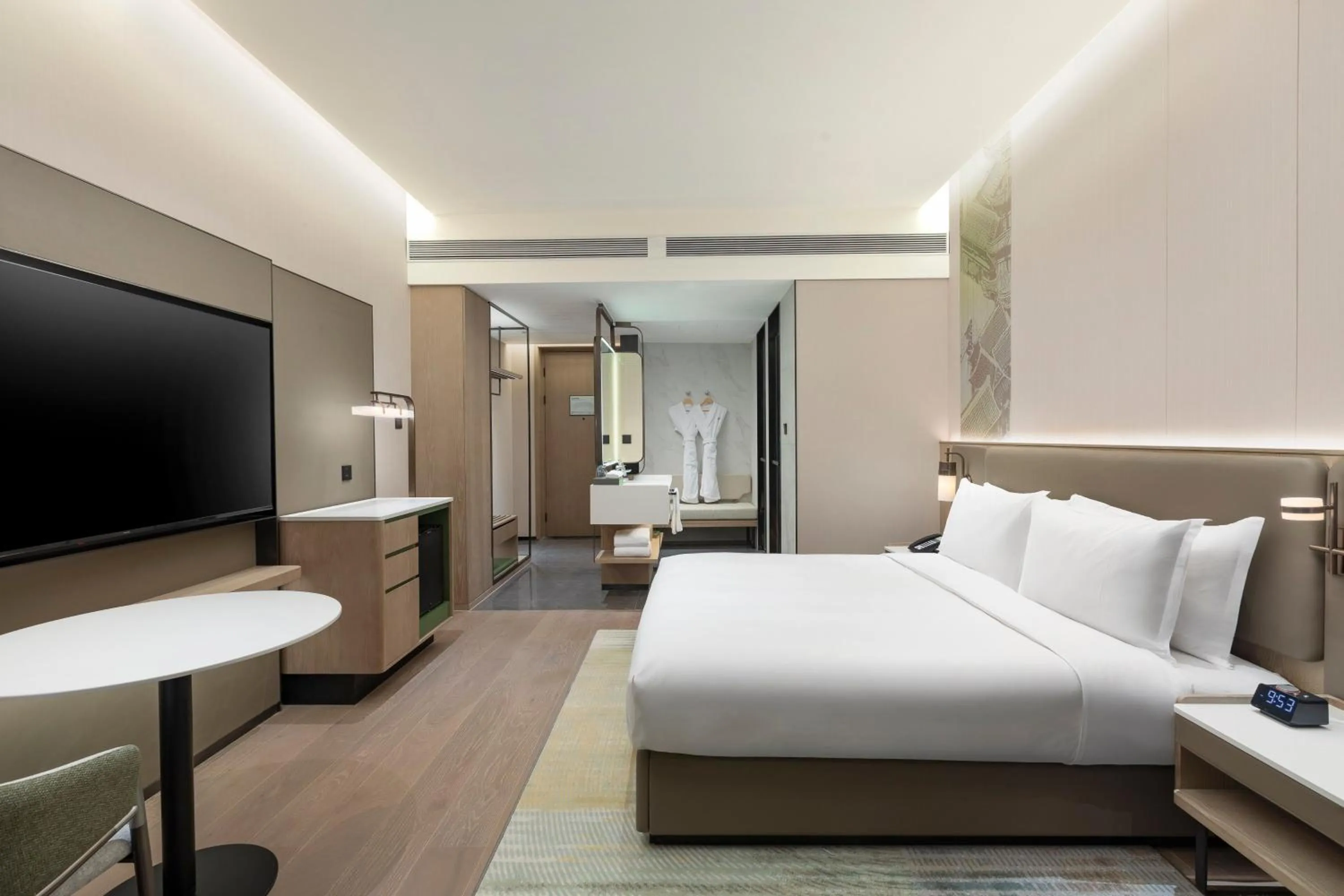 Photo of the whole room, Bed in Holiday Inn Xianyang Shuangzhao Lake by IHG