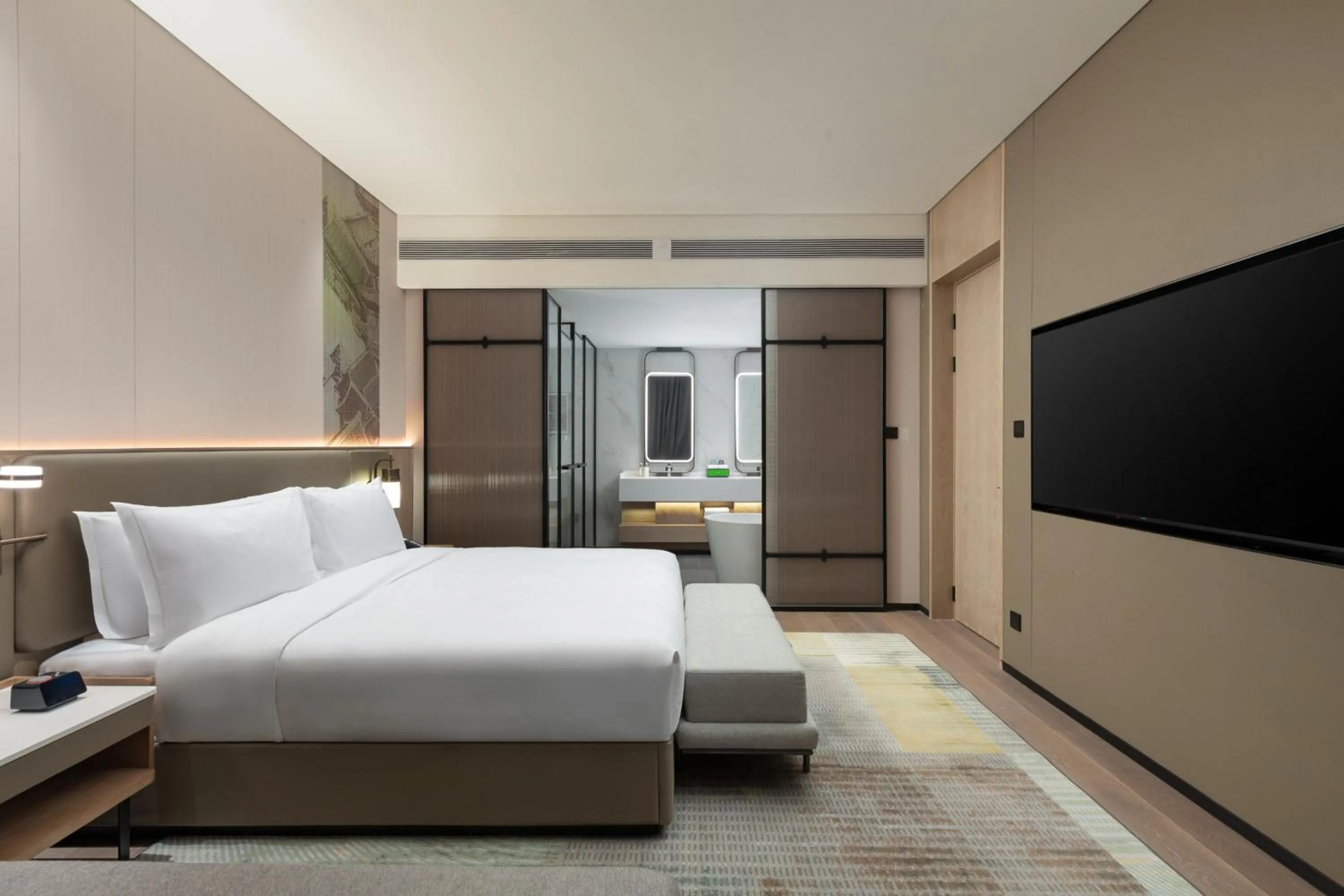 Photo of the whole room, Bed in Holiday Inn Xianyang Shuangzhao Lake by IHG