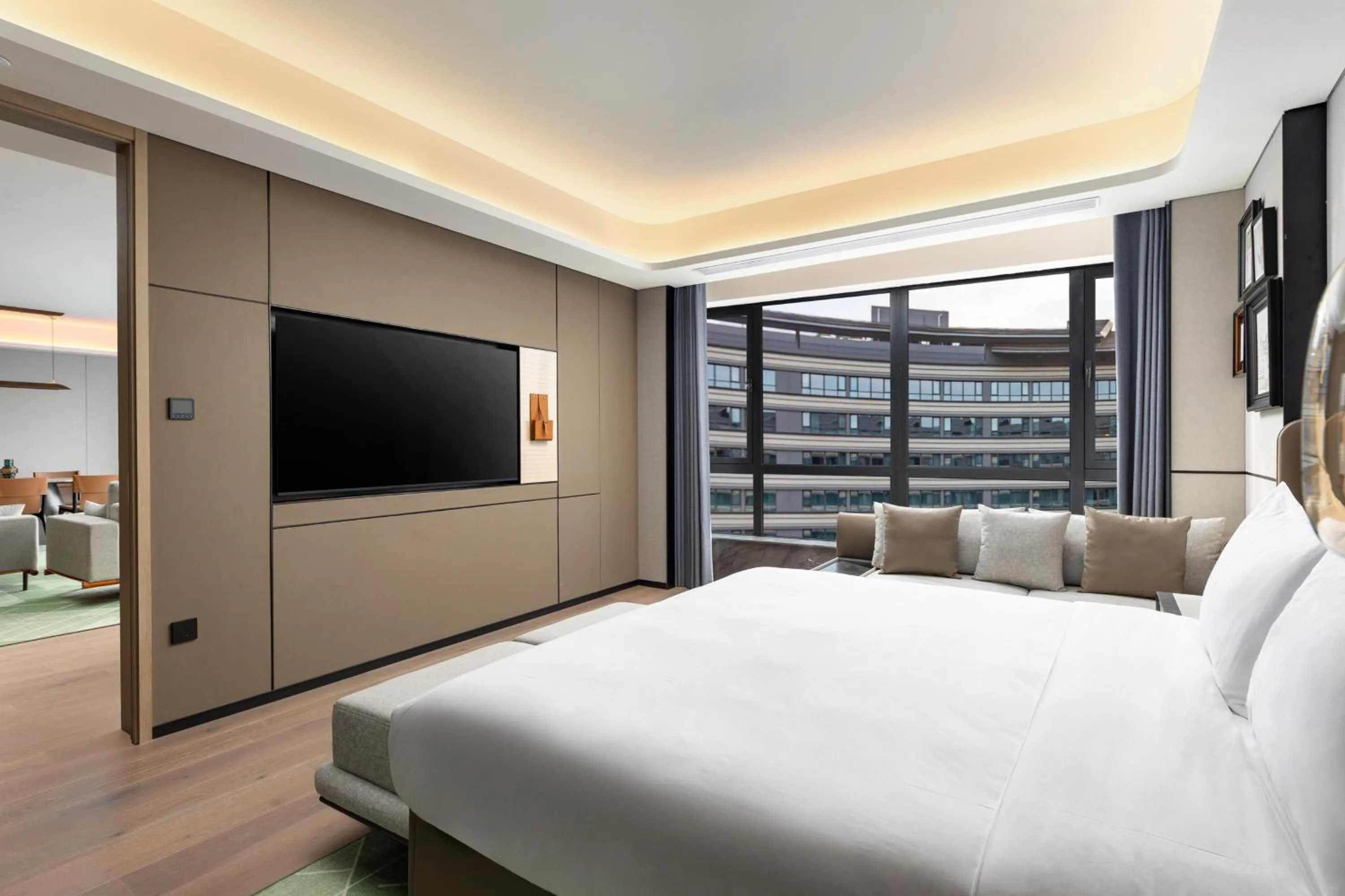 Photo of the whole room, Bed in Holiday Inn Xianyang Shuangzhao Lake by IHG