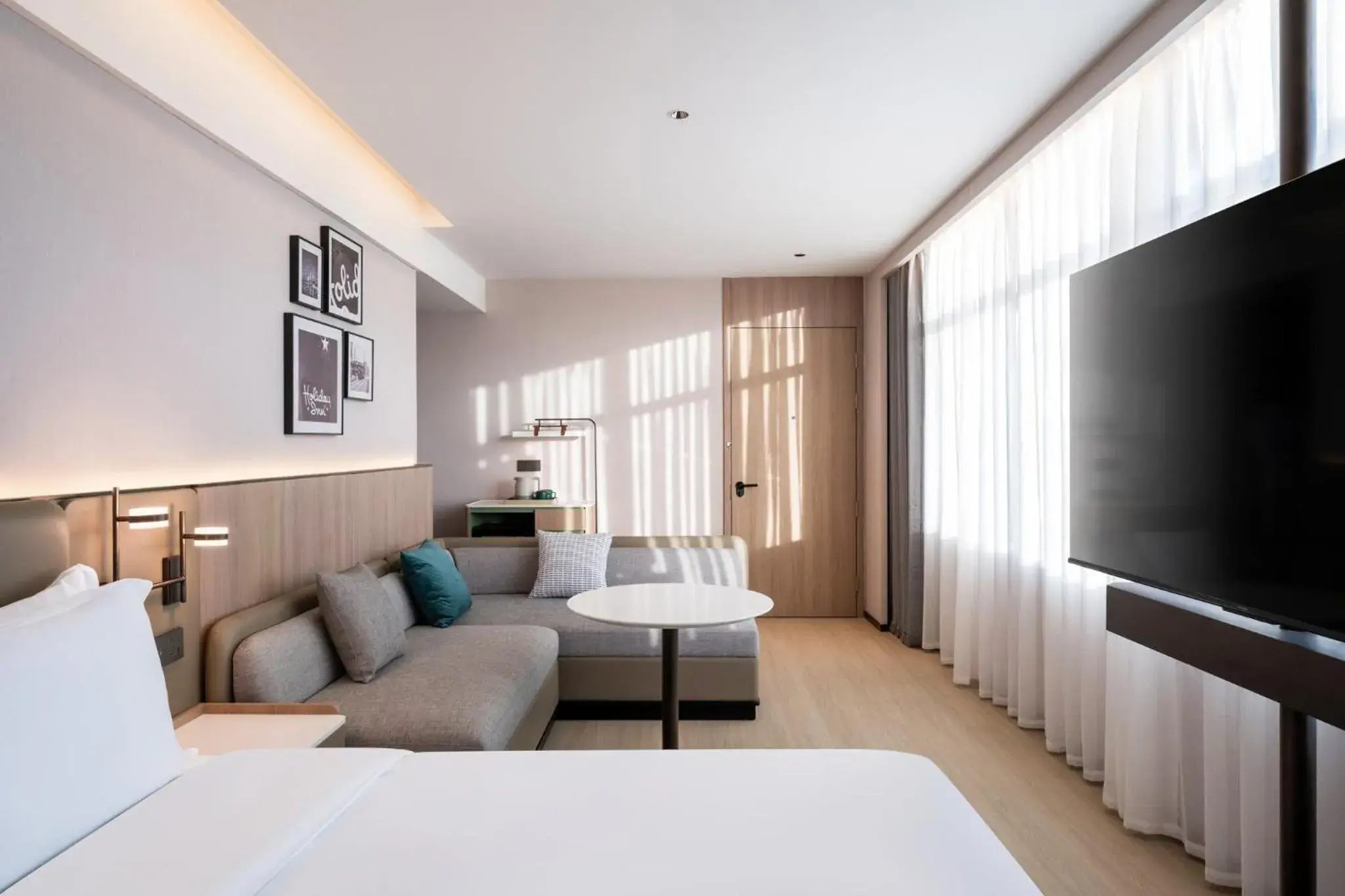 Premium King Room with Furnished Balcony and Bathtub in Holiday Inn Shanghai Tourism Zone by IHG Premium King Room with Furnished Balcony and Bathtub in Holiday Inn Shanghai Tourism Zone by IHG