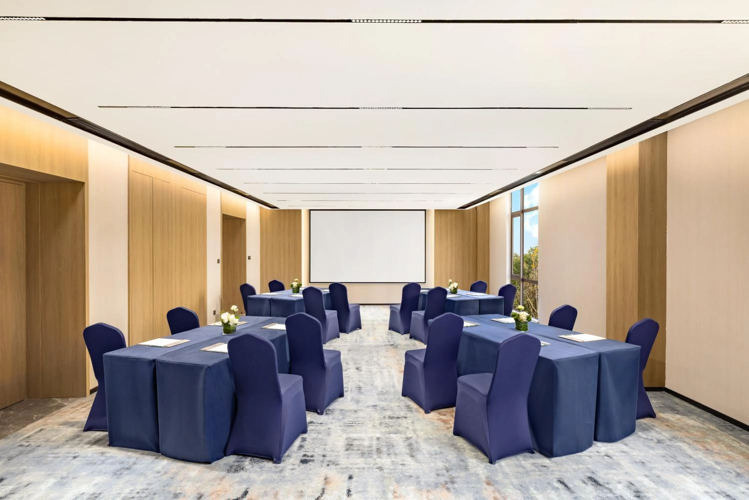 Meeting/conference room in Holiday Inn Shanghai Tourism Zone by IHG