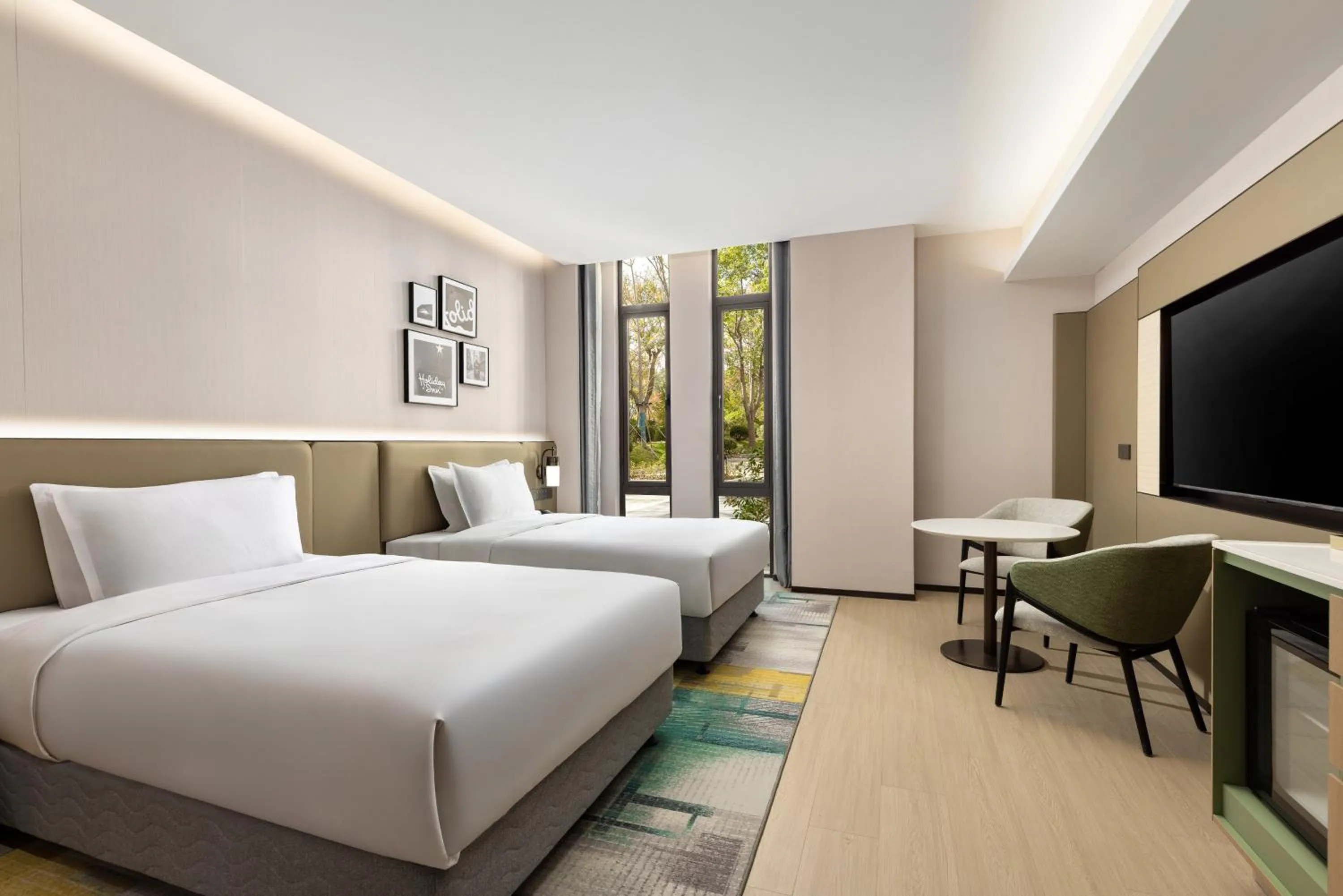 Photo of the whole room, Bed in Holiday Inn Shanghai Tourism Zone by IHG