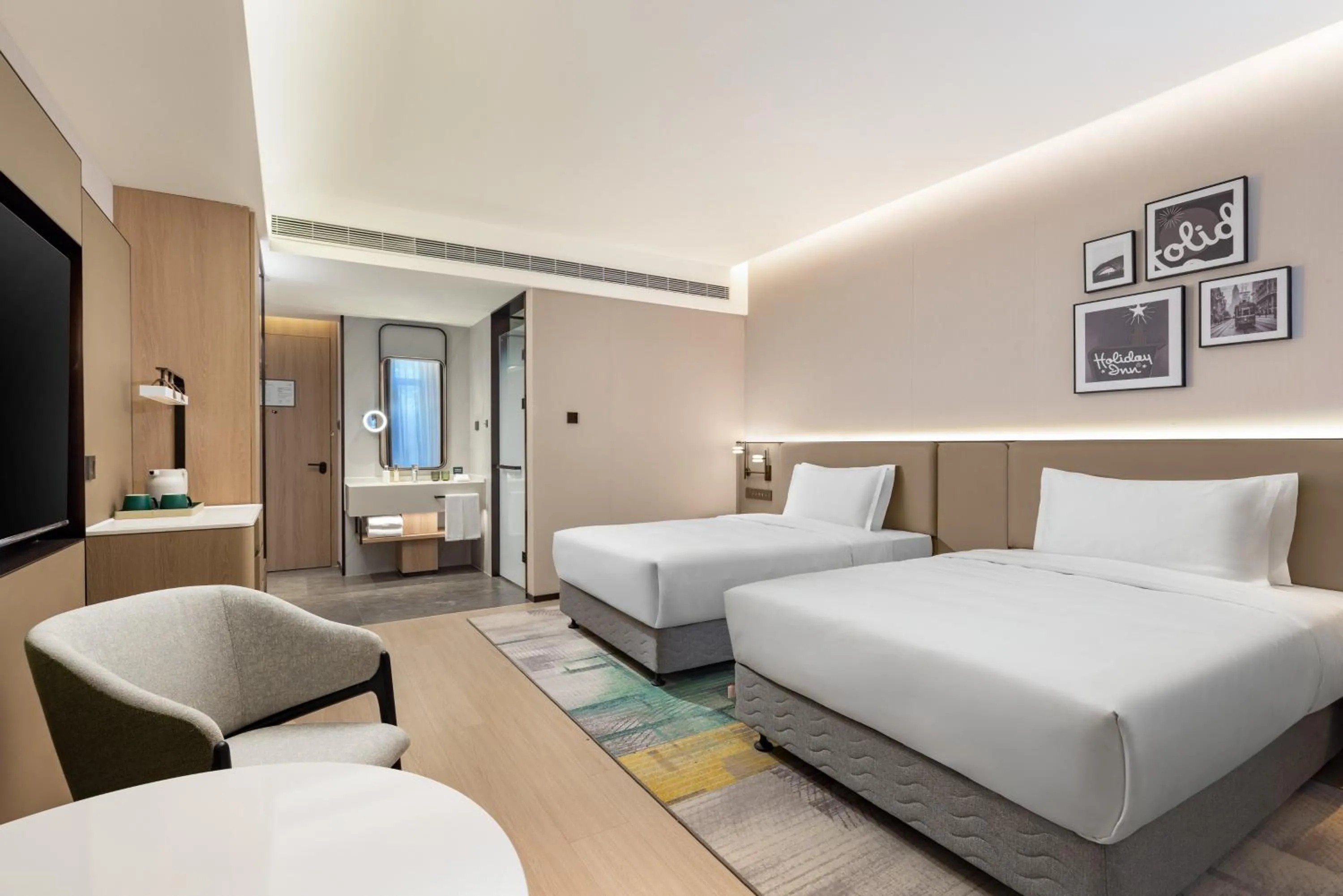Photo of the whole room, Bed in Holiday Inn Shanghai Tourism Zone by IHG