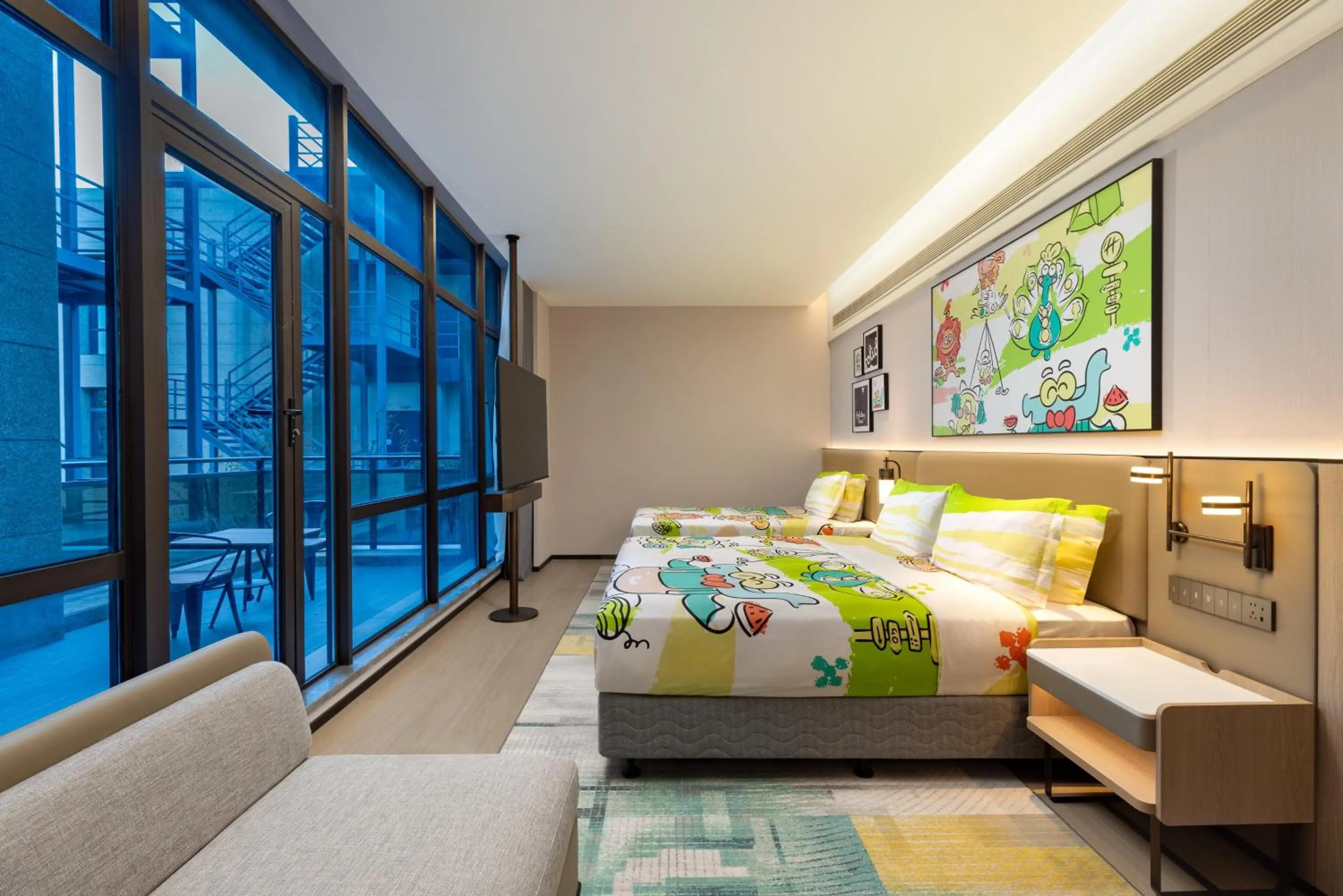 Photo of the whole room, Bed in Holiday Inn Shanghai Tourism Zone by IHG