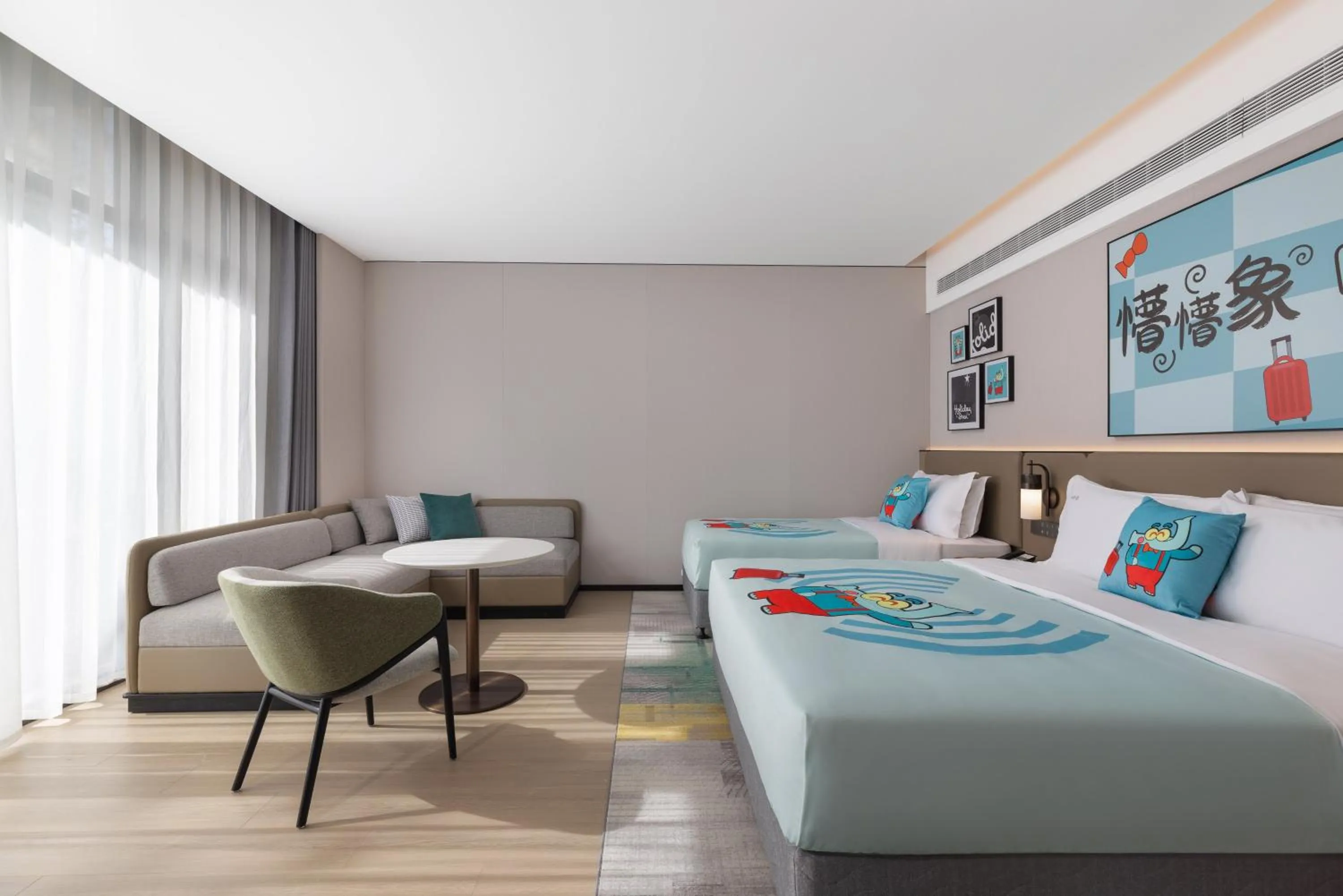 Photo of the whole room, Bed in Holiday Inn Shanghai Tourism Zone by IHG