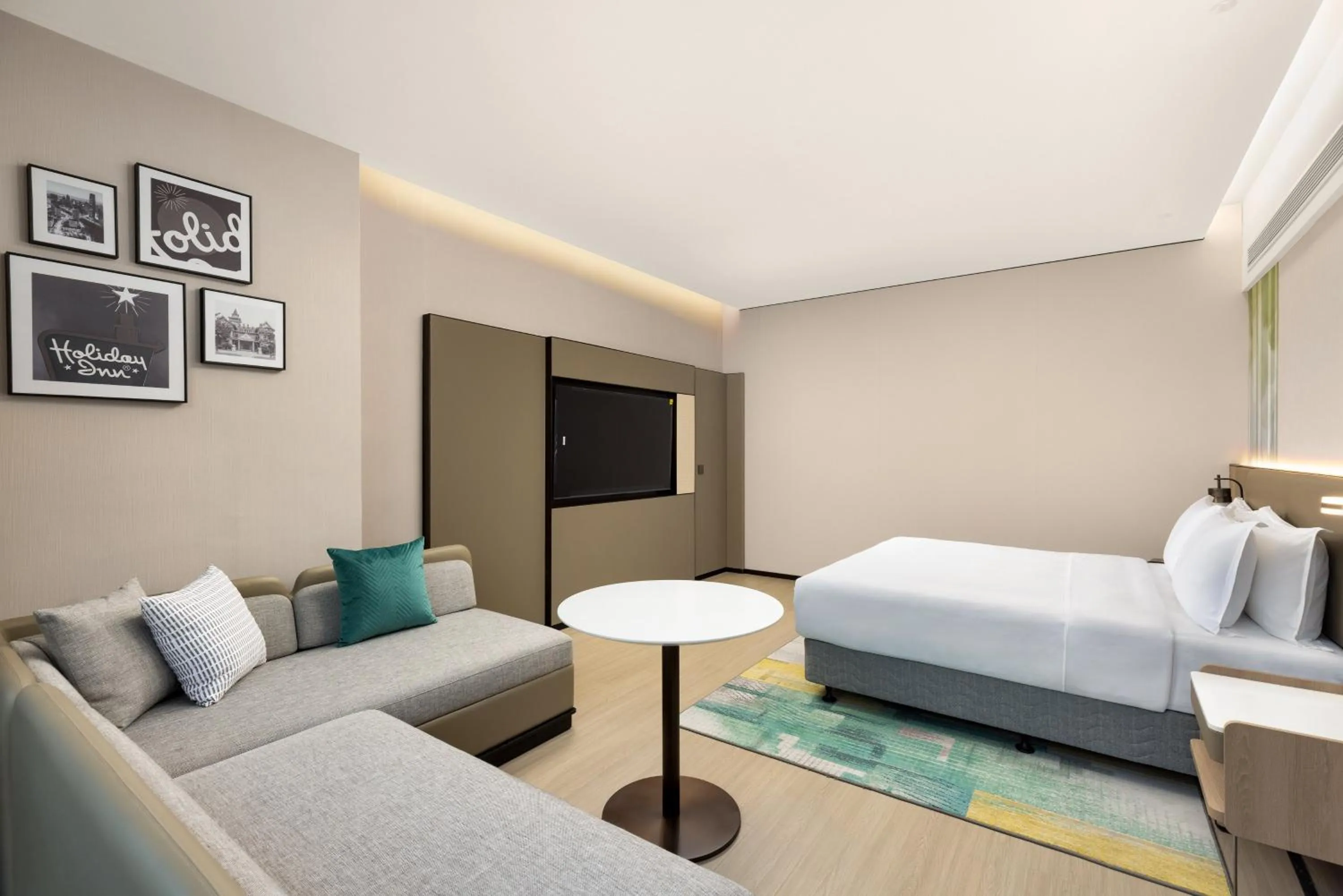 Photo of the whole room, Bed in Holiday Inn Shanghai Tourism Zone by IHG