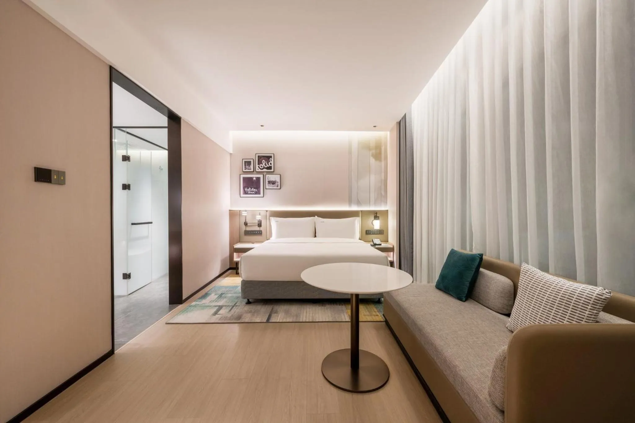 Photo of the whole room, Bed in Holiday Inn Shanghai Tourism Zone by IHG