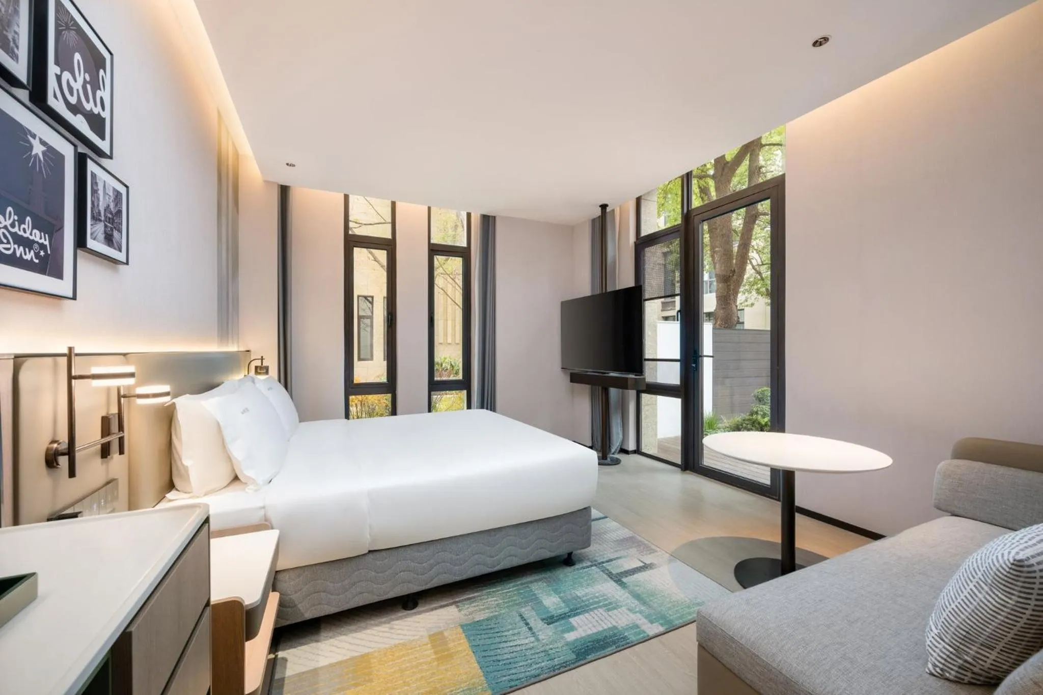 Photo of the whole room, Bed in Holiday Inn Shanghai Tourism Zone by IHG