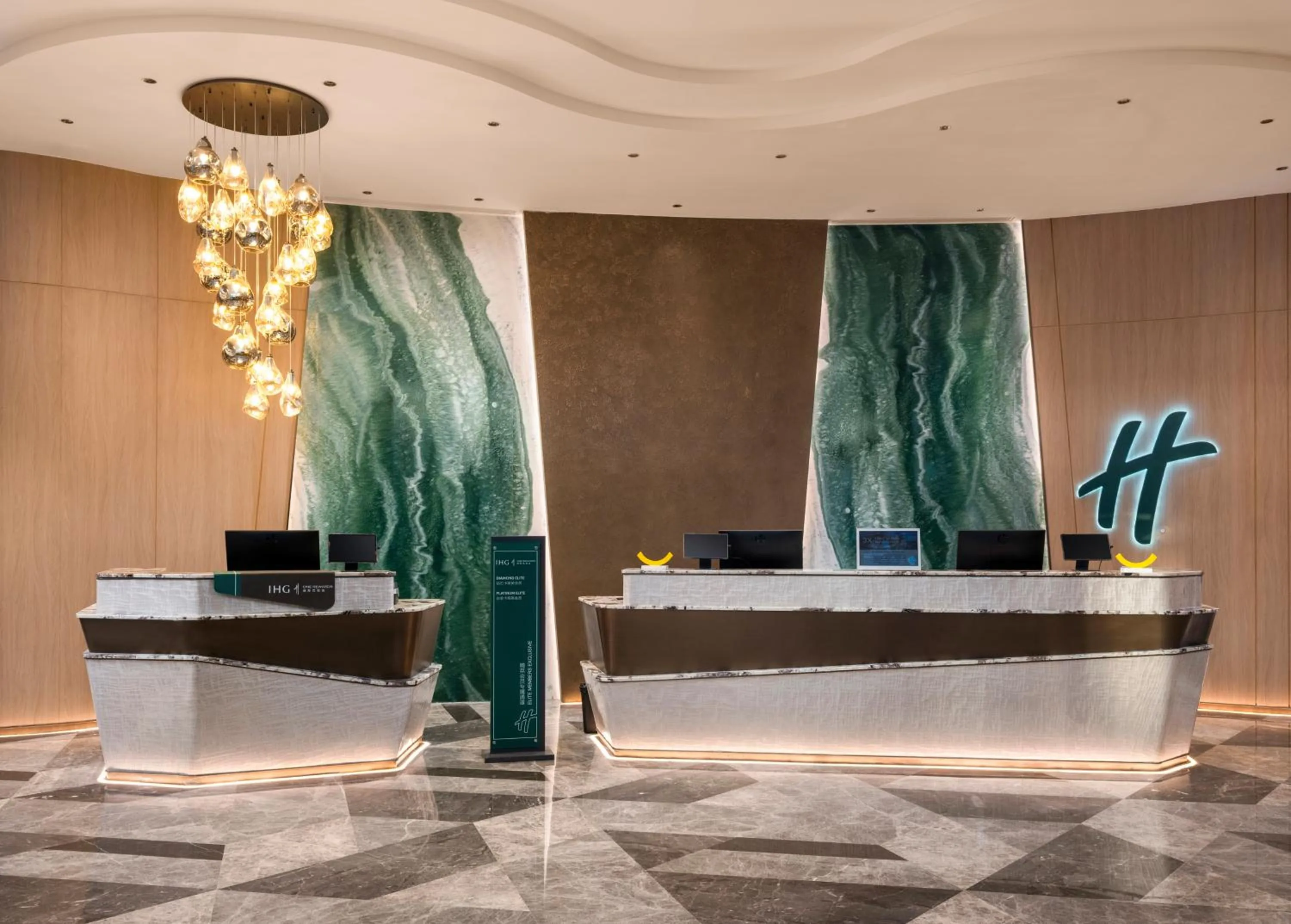 Lobby or reception in Holiday Inn Qingdao CBD by IHG