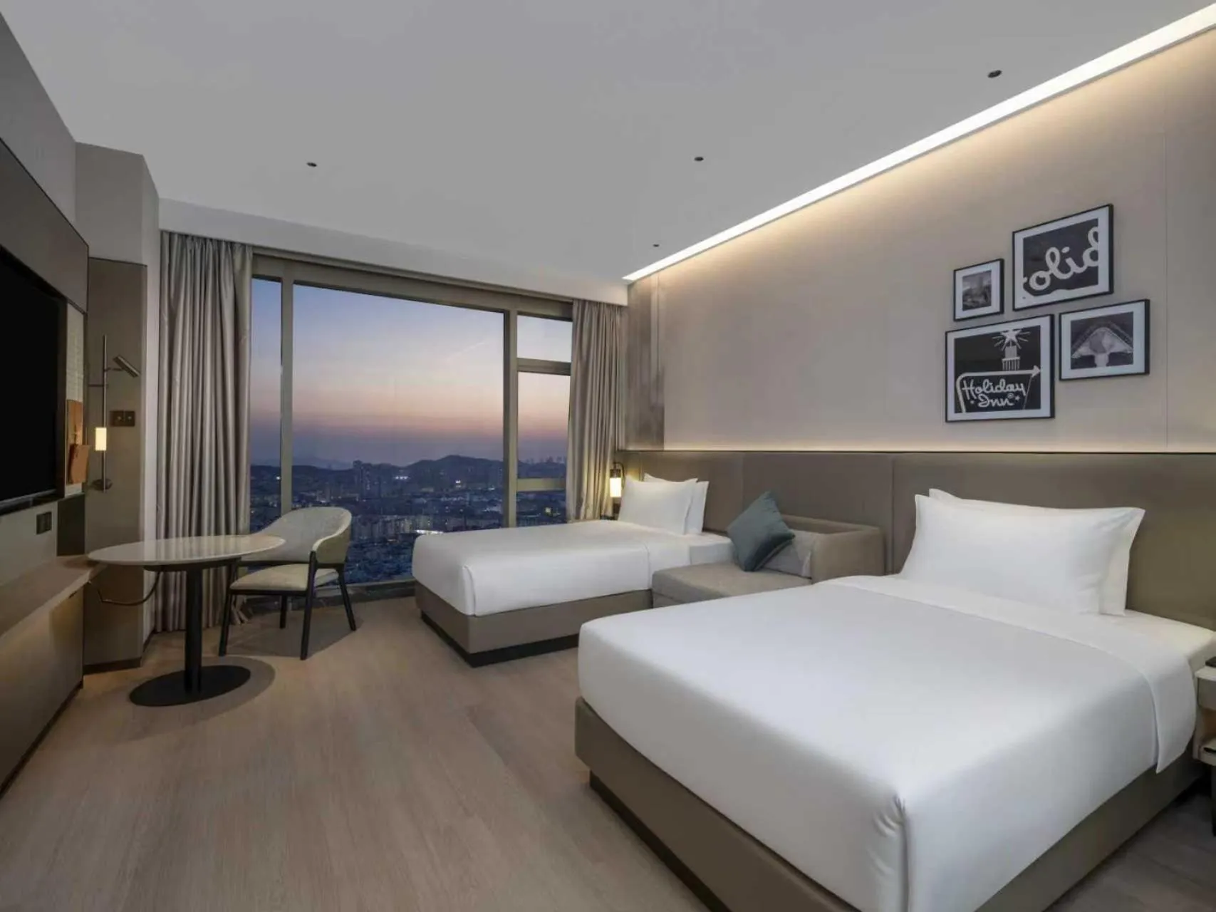 Breakfast, Bed in Holiday Inn Qingdao CBD by IHG