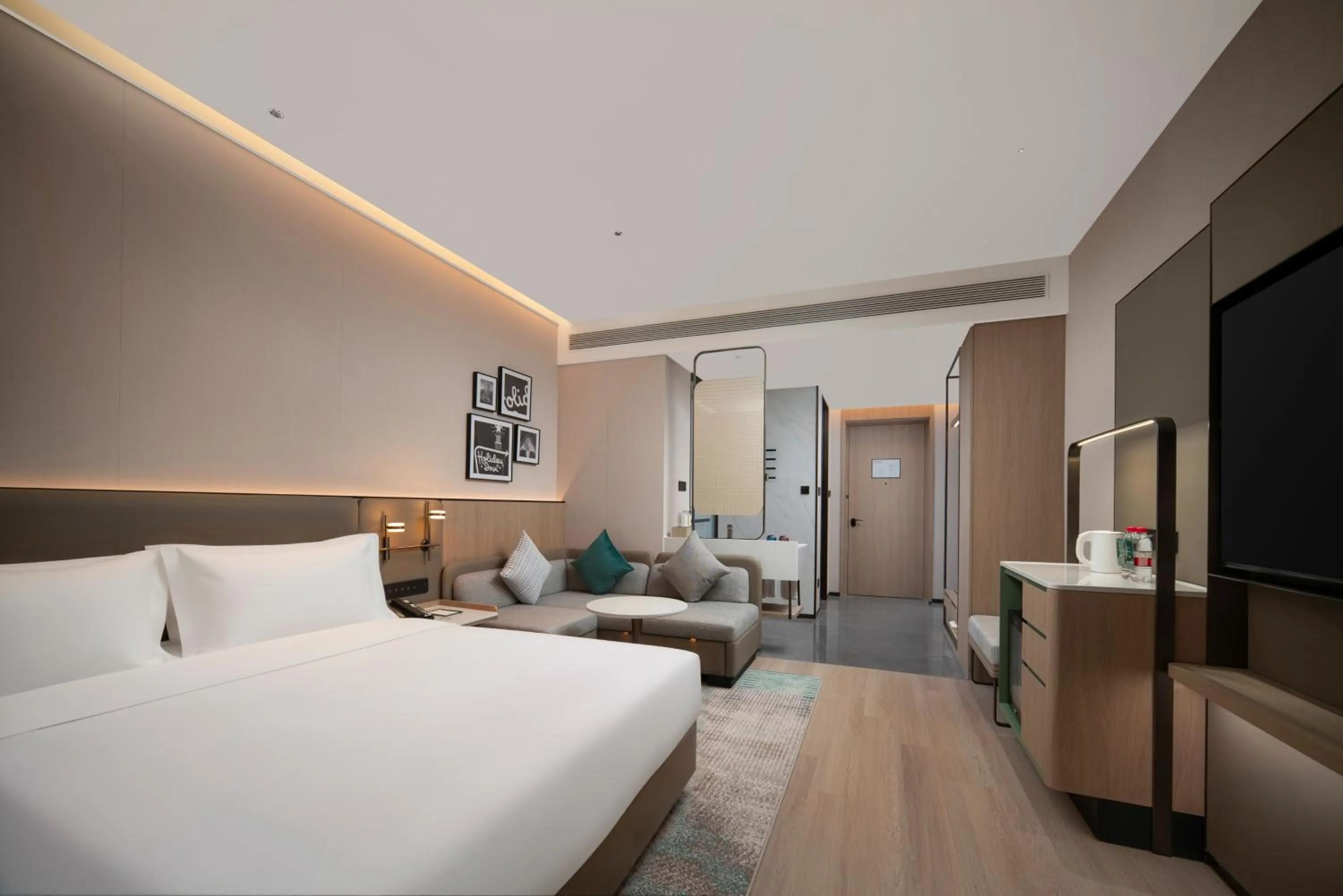 Photo of the whole room, Bed in Holiday Inn Qingdao CBD by IHG