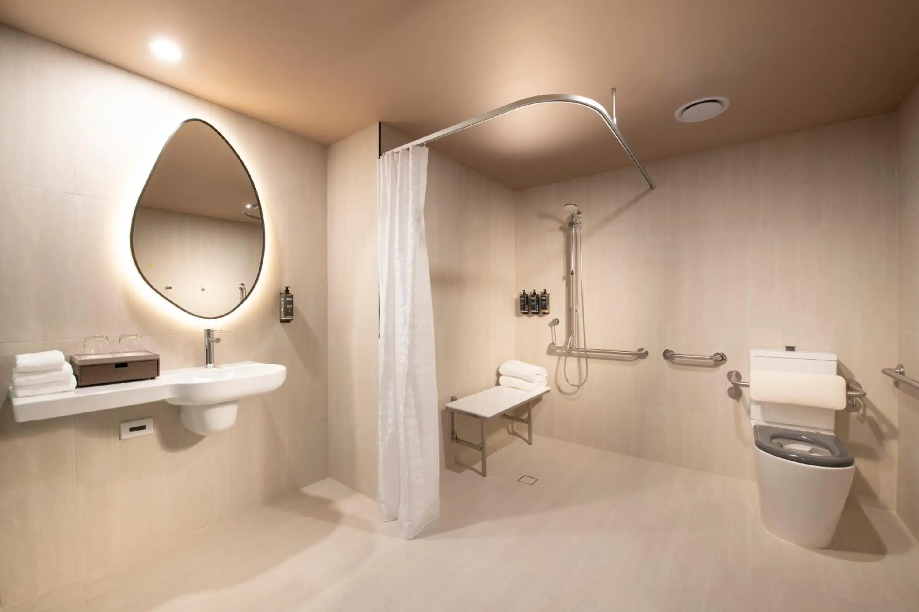 Standard King Room - Accessible in Mercure Melbourne La Trobe Street Standard King Room - Accessible in Mercure Melbourne La Trobe Street