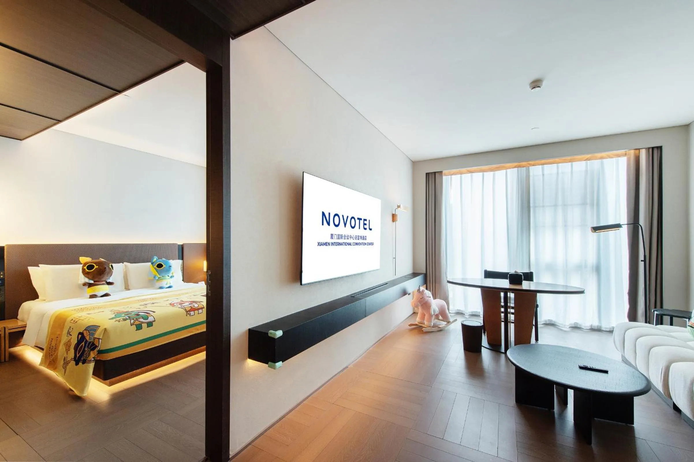 Living room, Bed in Novotel Xiamen International Convention Center