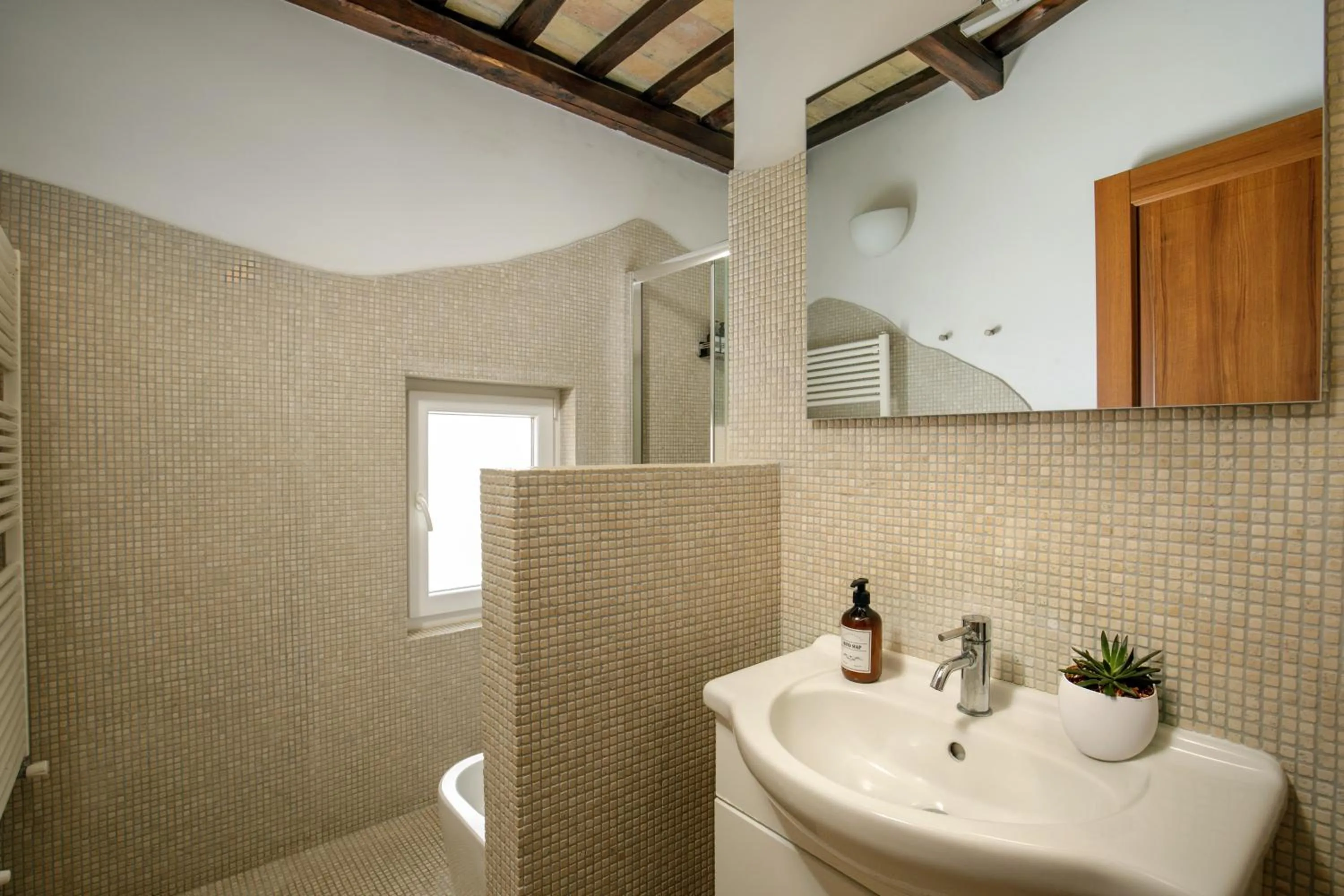 Shower in The Right Place 4U Navona Luxury Rooms