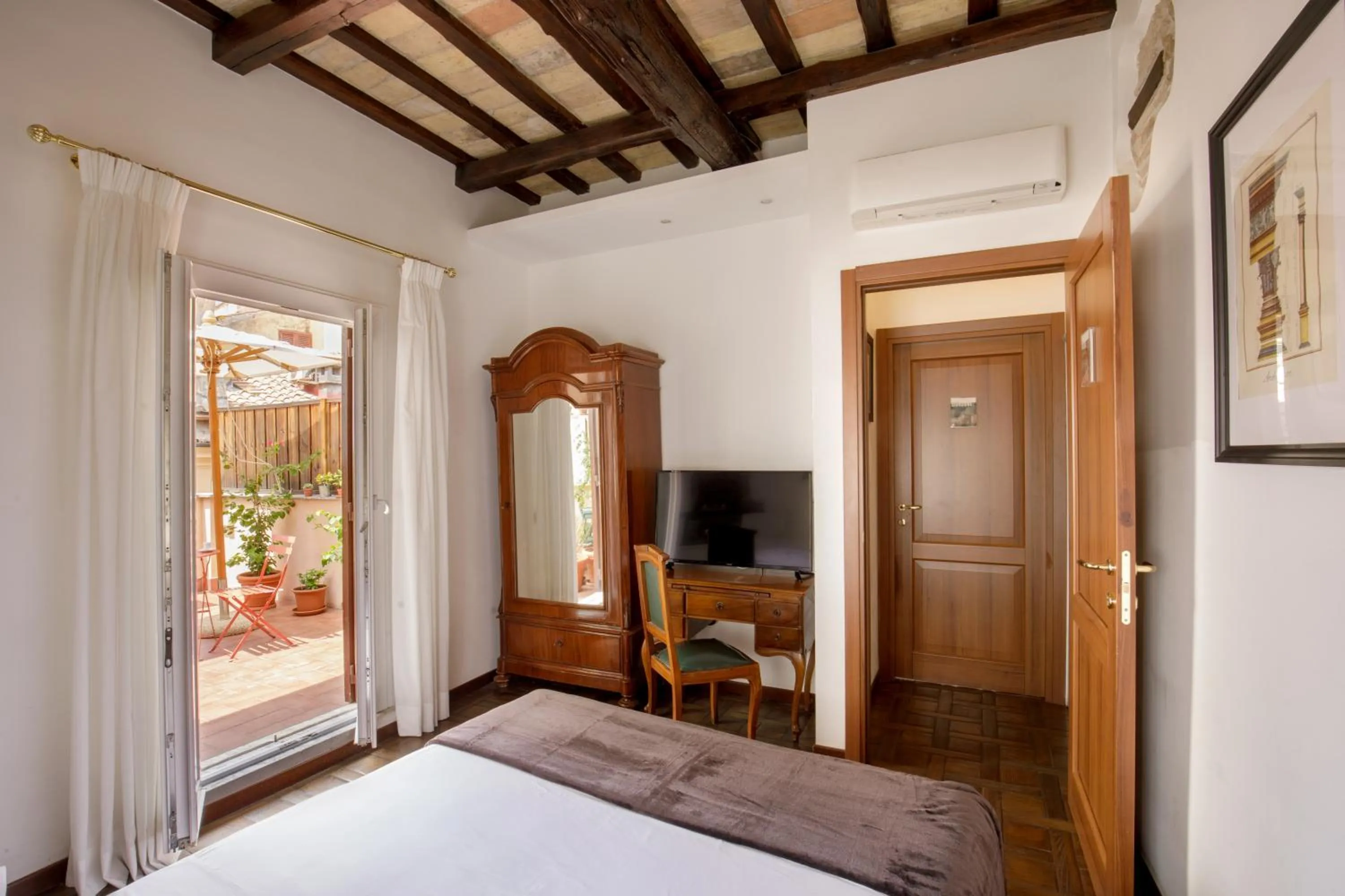 Bed in The Right Place 4U Navona Luxury Rooms