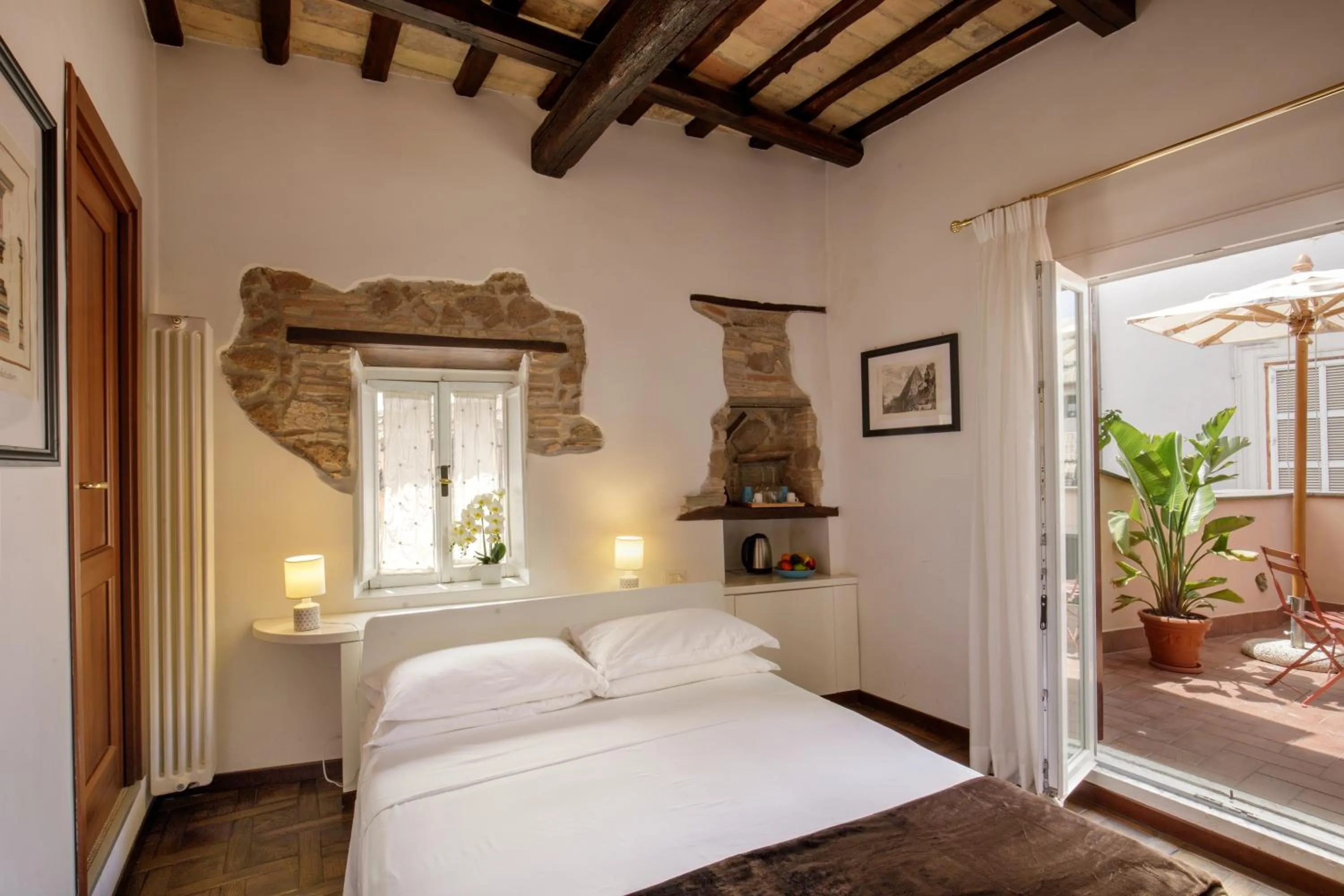 Bed in The Right Place 4U Navona Luxury Rooms