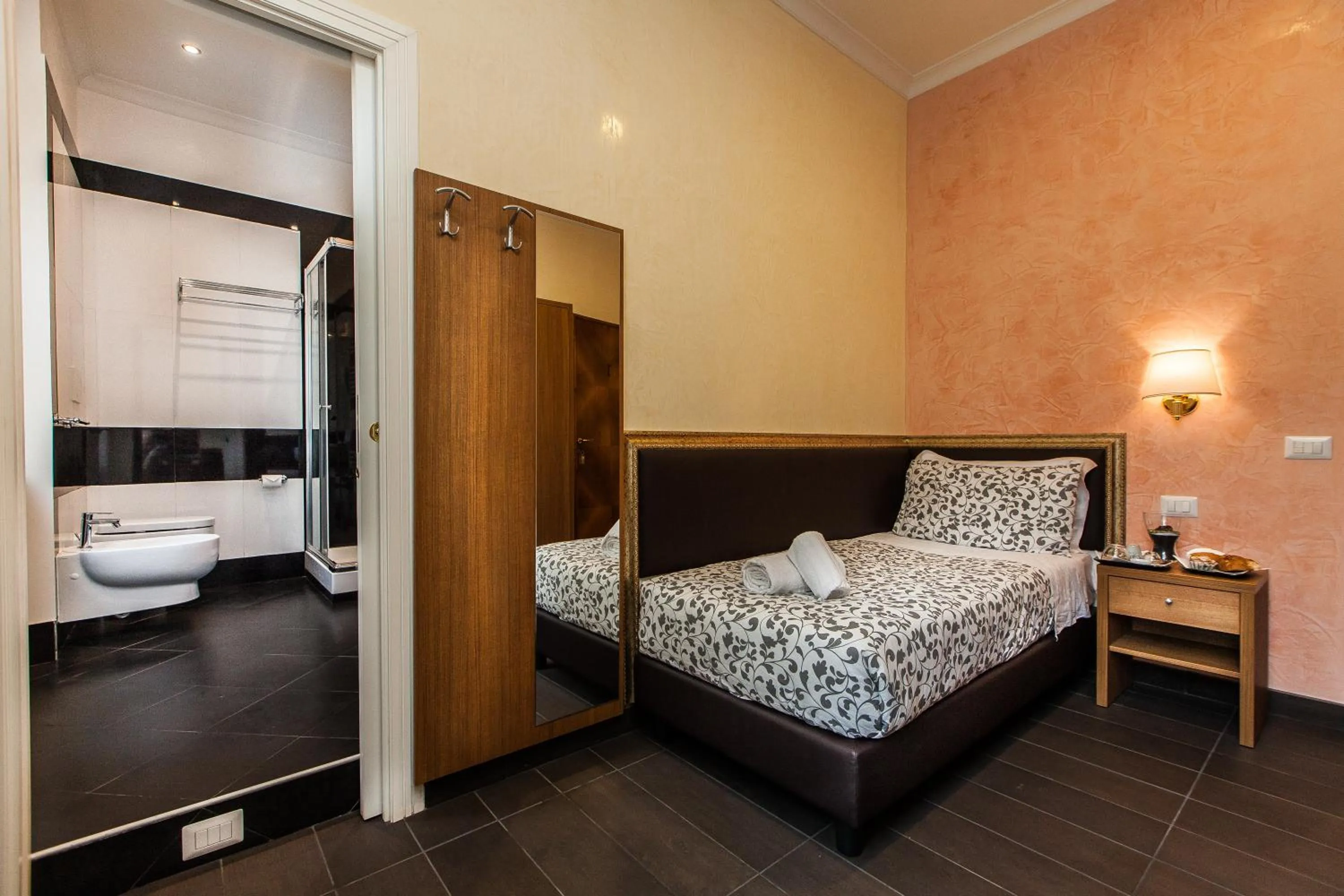 Photo of the whole room, Bed in Guest's Heaven