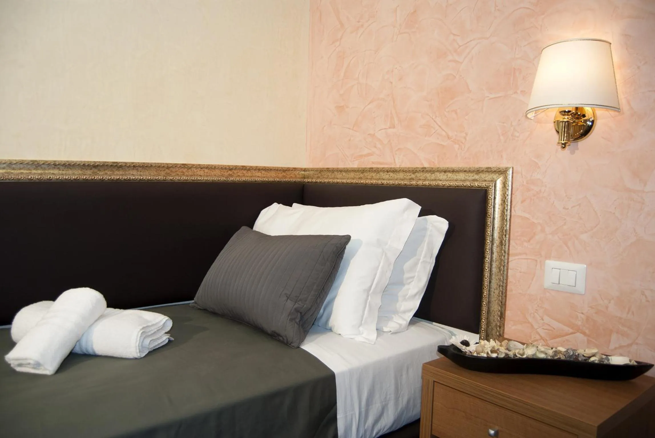 Photo of the whole room, Bed in Guest's Heaven