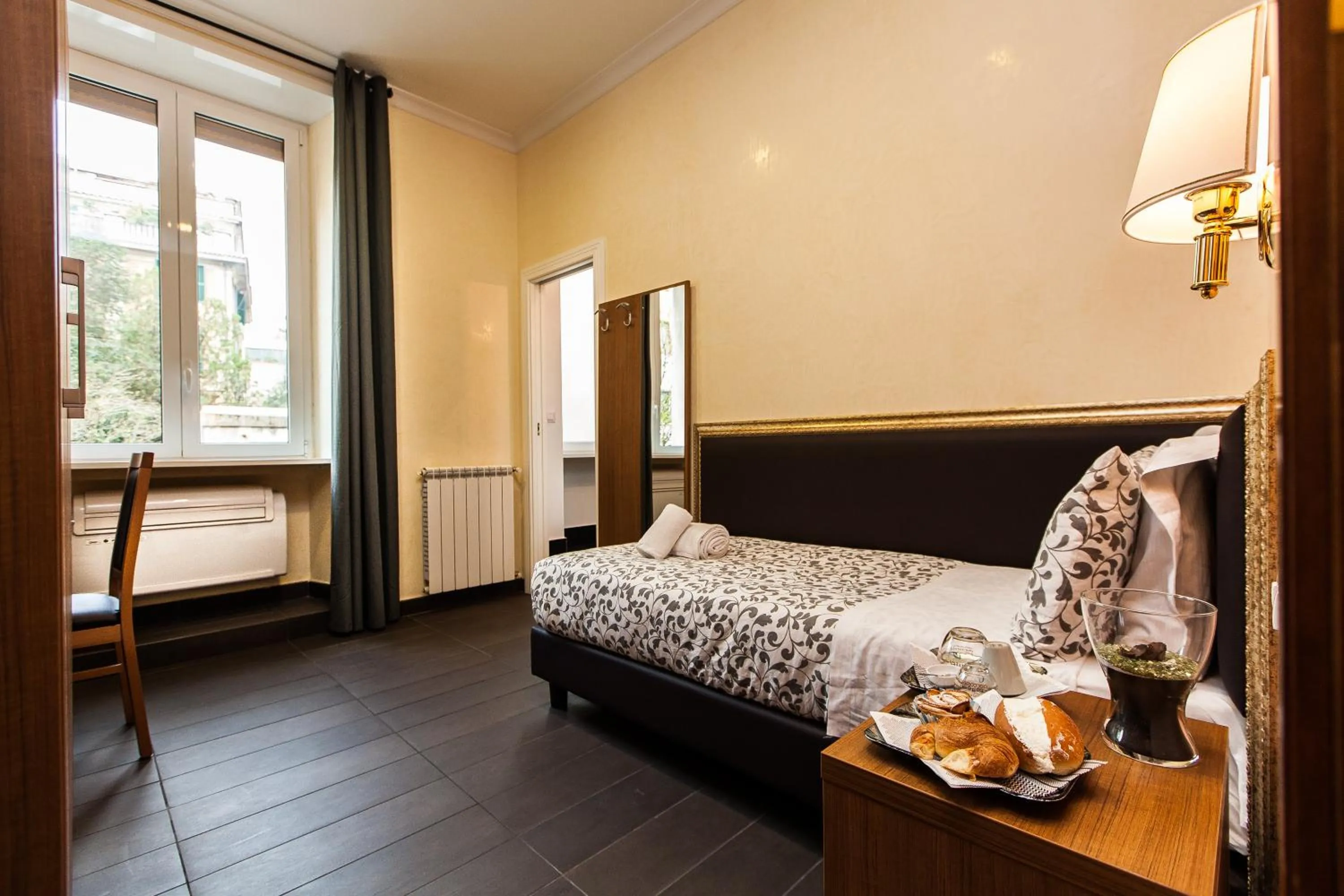 Photo of the whole room, Bed in Guest's Heaven