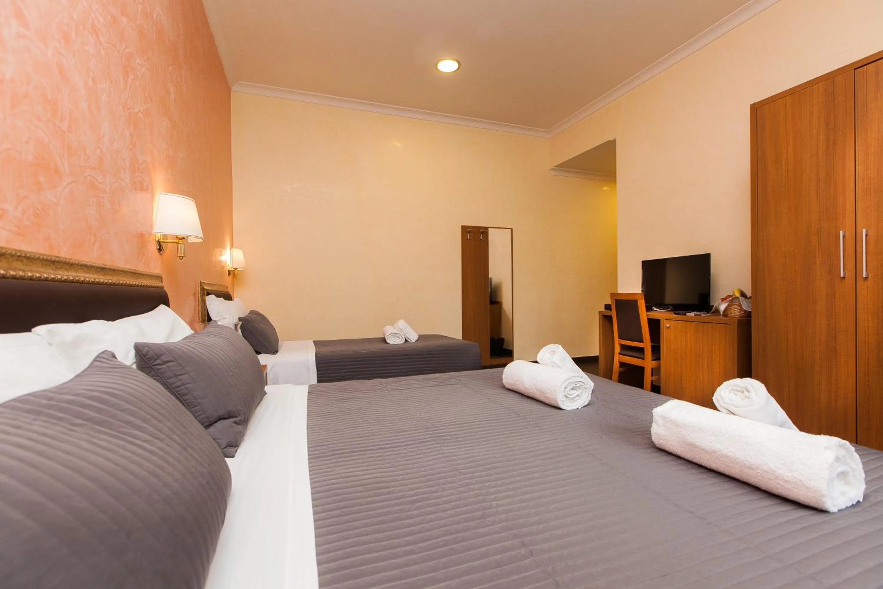 Photo of the whole room, Bed in Guest's Heaven