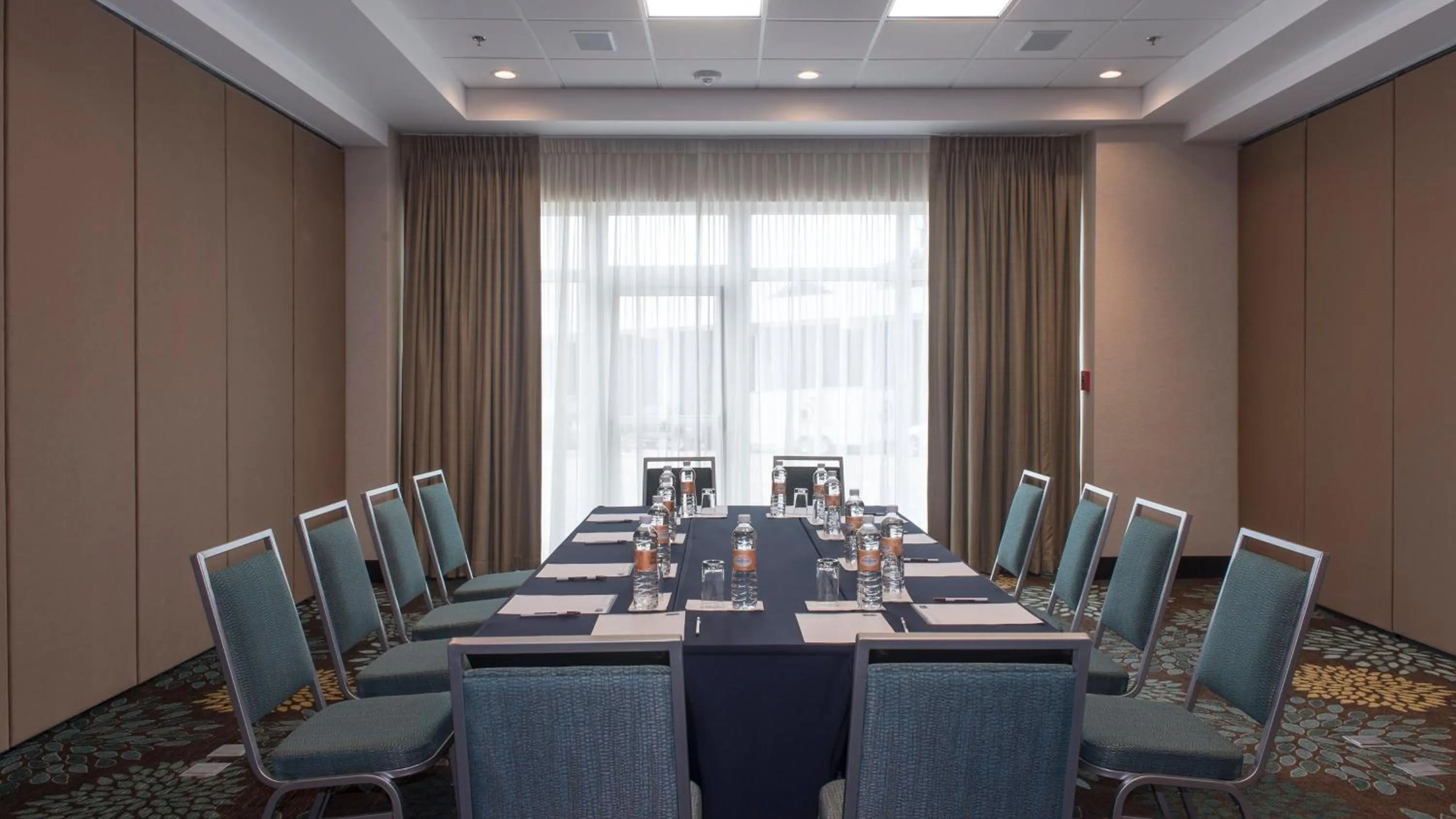 Meeting/conference room in Staybridge Suites Puebla by IHG