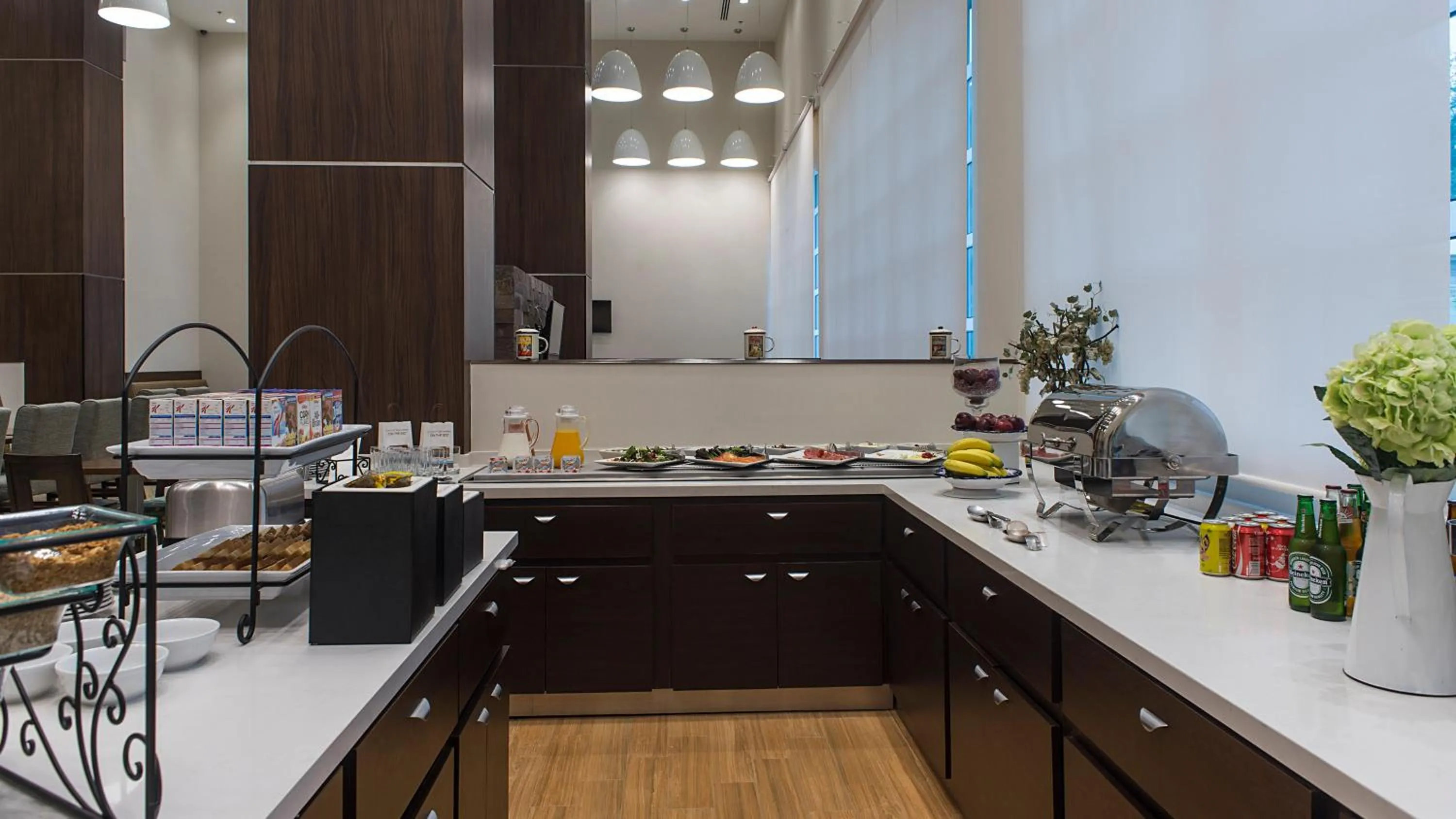 Restaurant/places to eat in Staybridge Suites Puebla by IHG