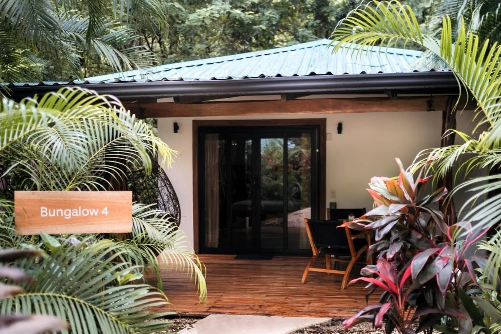 Property building in Makanas Beach Bungalows