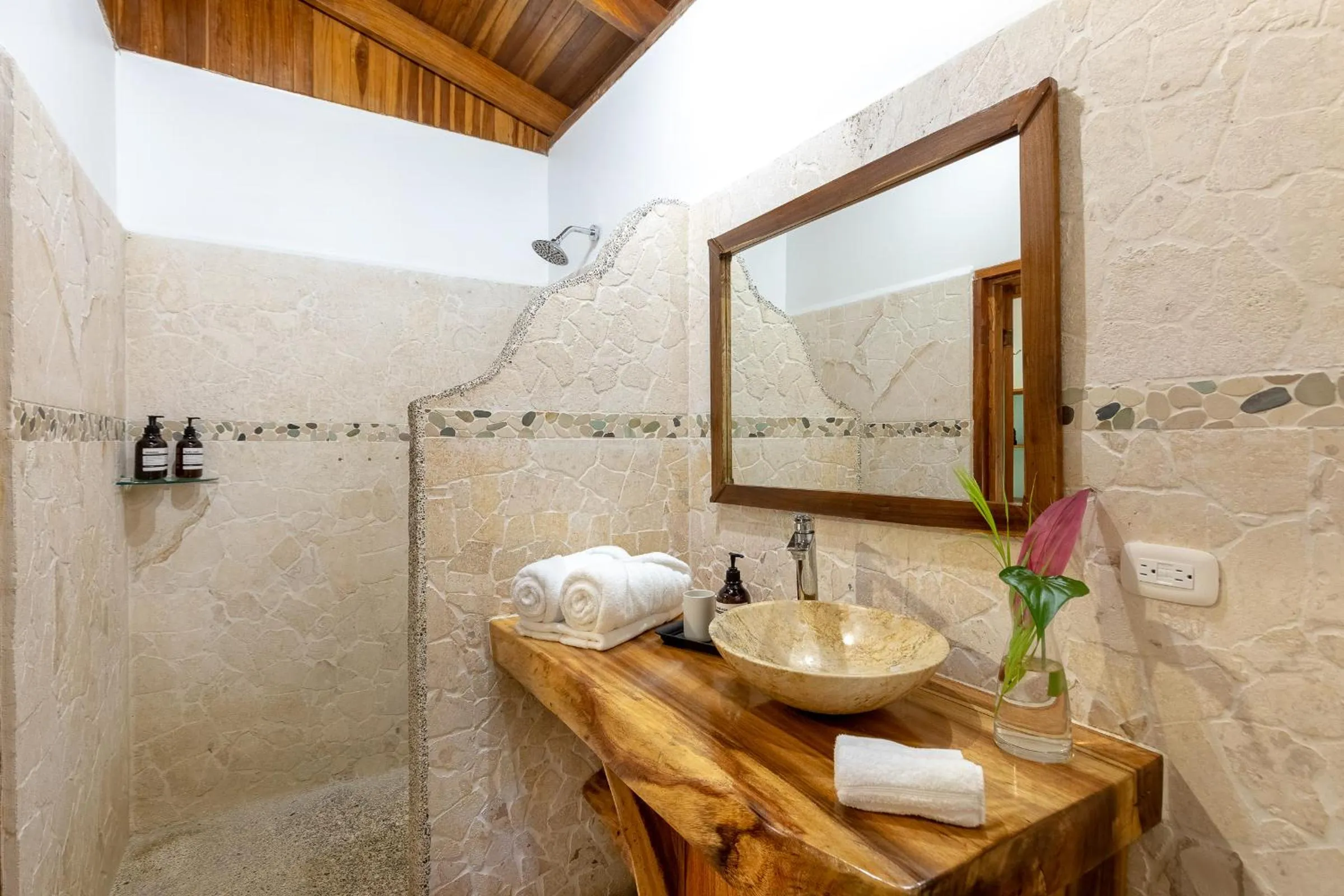 Bathroom in Makanas Beach Bungalows