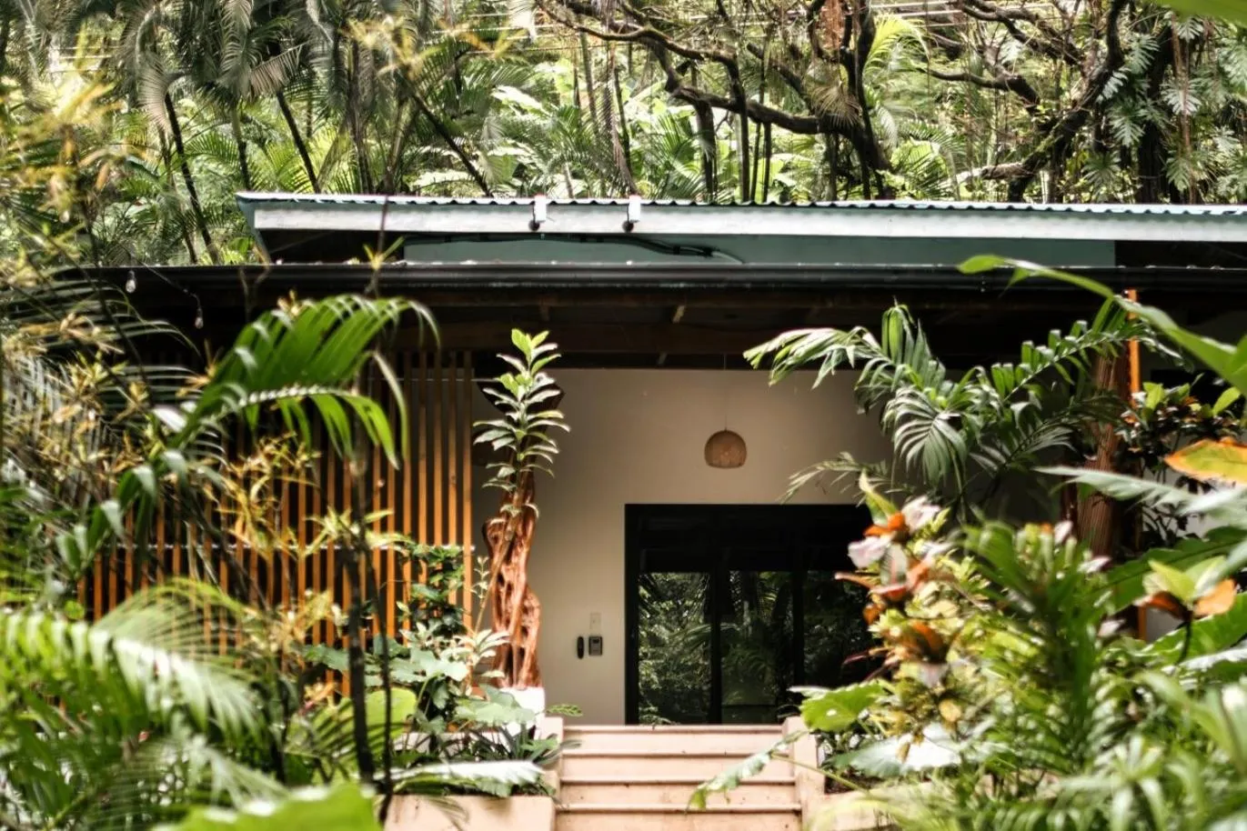 Property building in Makanas Beach Bungalows