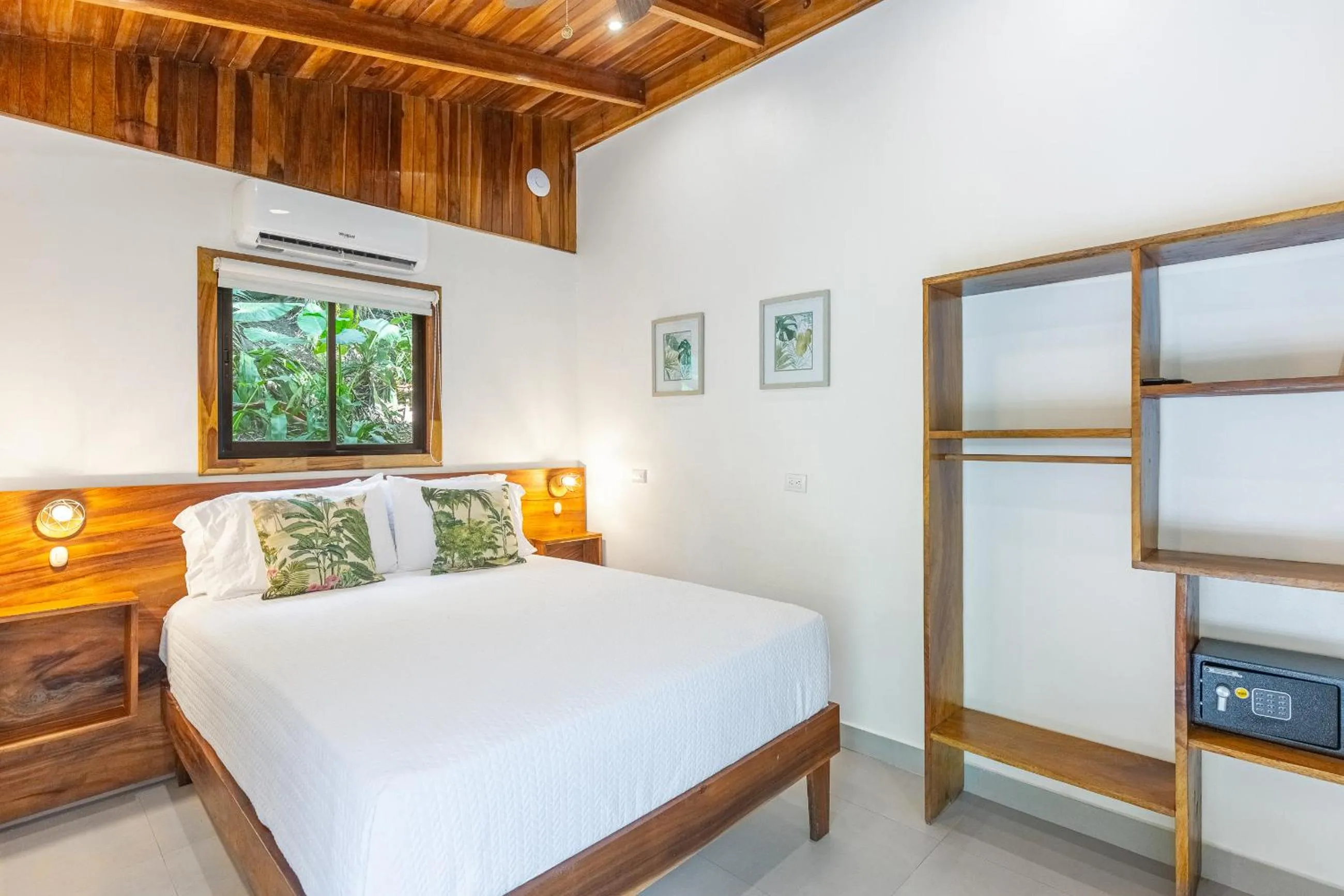 Bedroom, Bed in Makanas Beach Bungalows