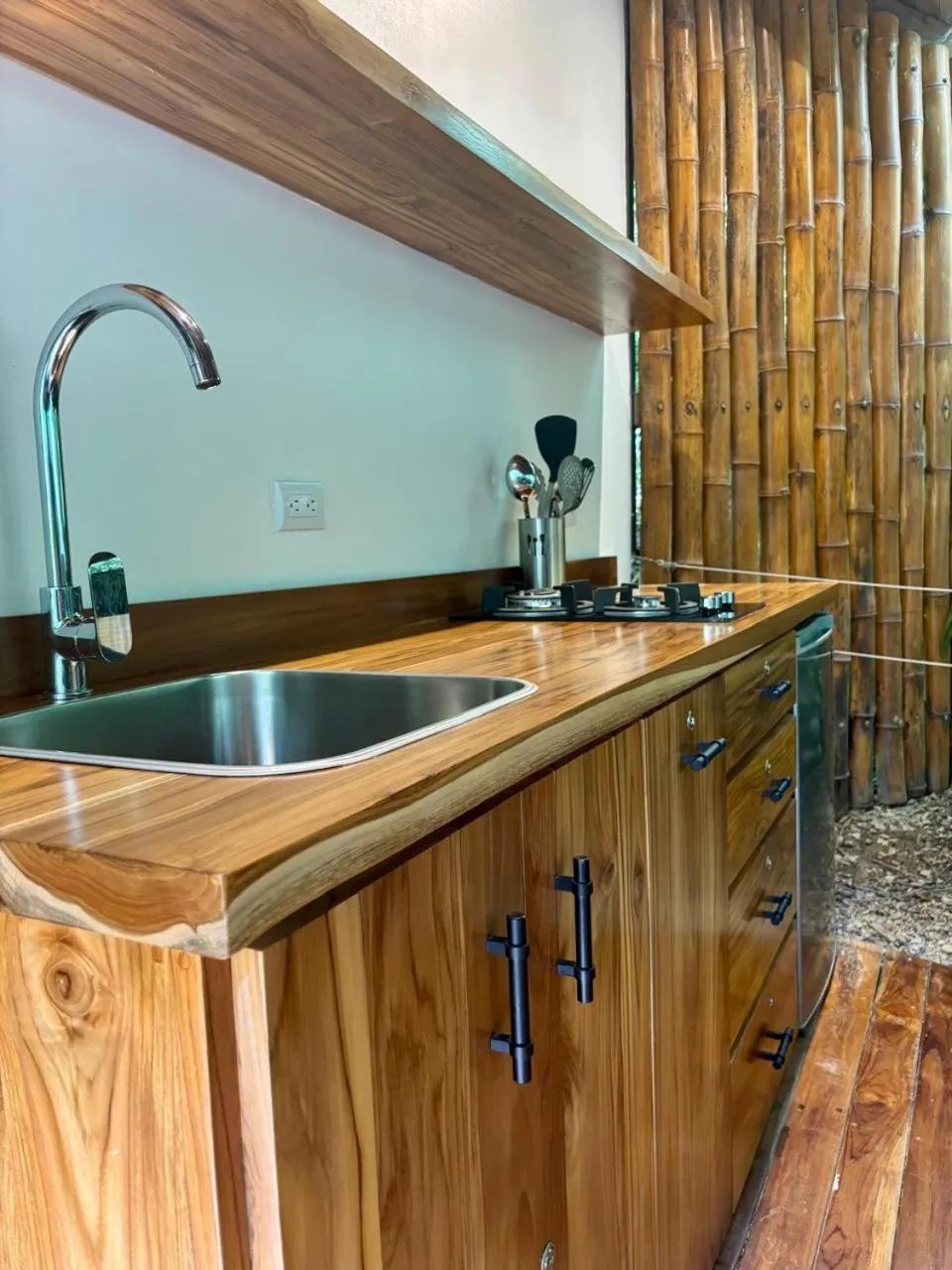 Kitchen or kitchenette in Makanas Beach Bungalows