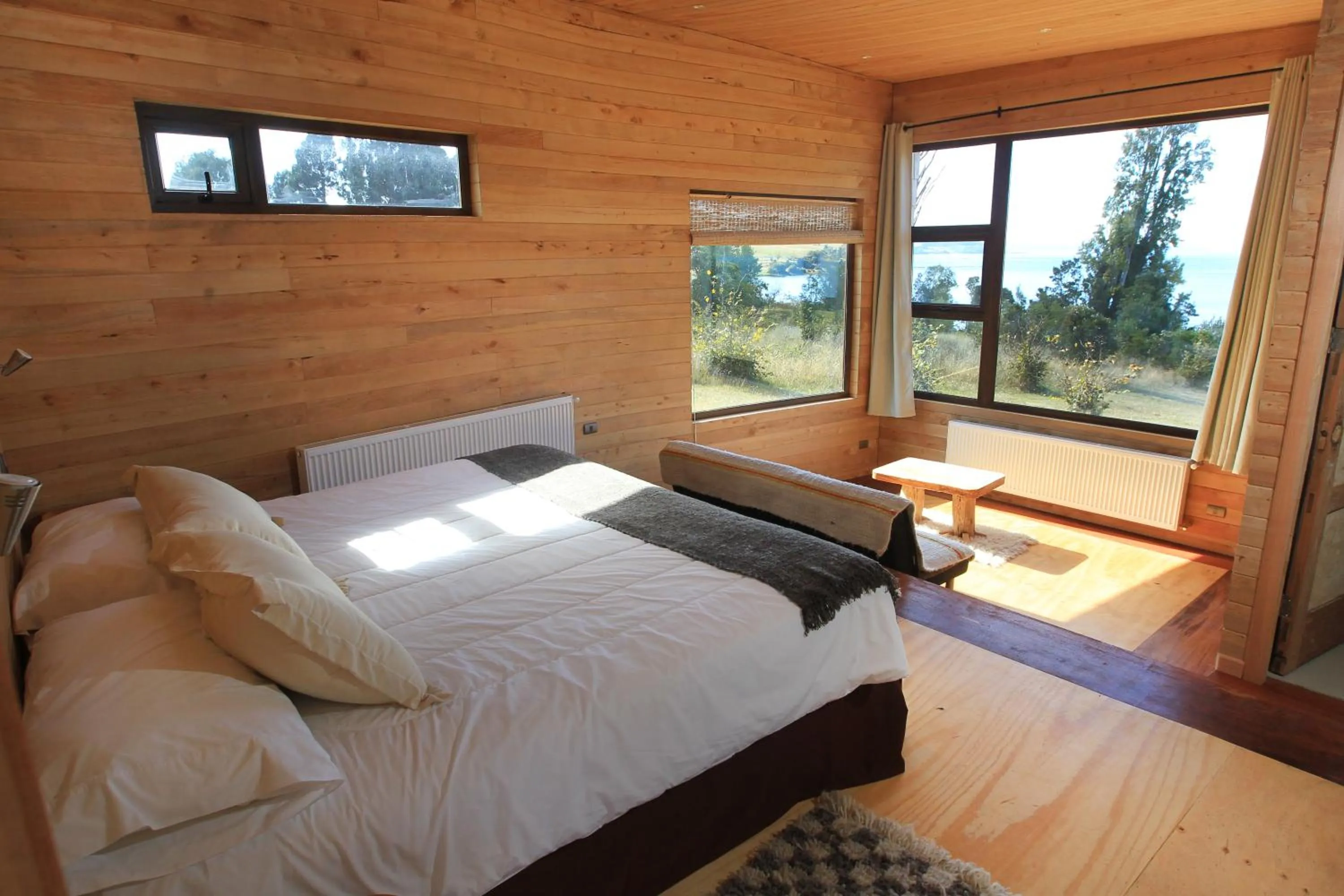 Decorative detail, Bed in Refugio Pullao